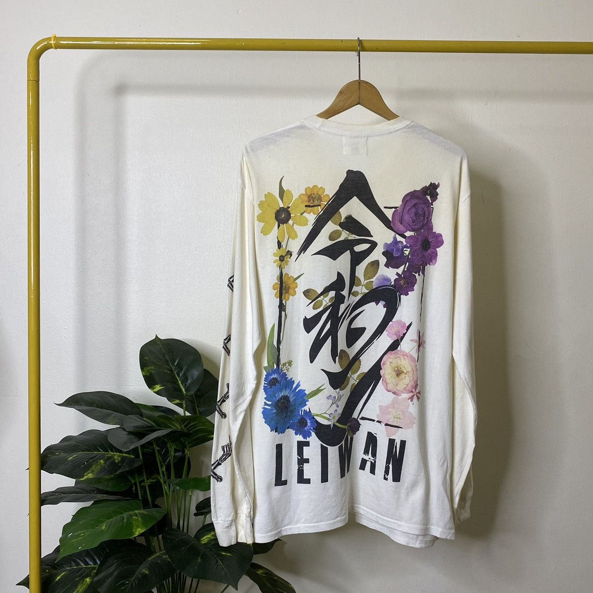 Band Tees × Japanese Brand Comrized x Leiwan Japanese Idol Pop Girl Group Merchandise T Size US L / EU 52-54 / 3 - 1 Thumbnail