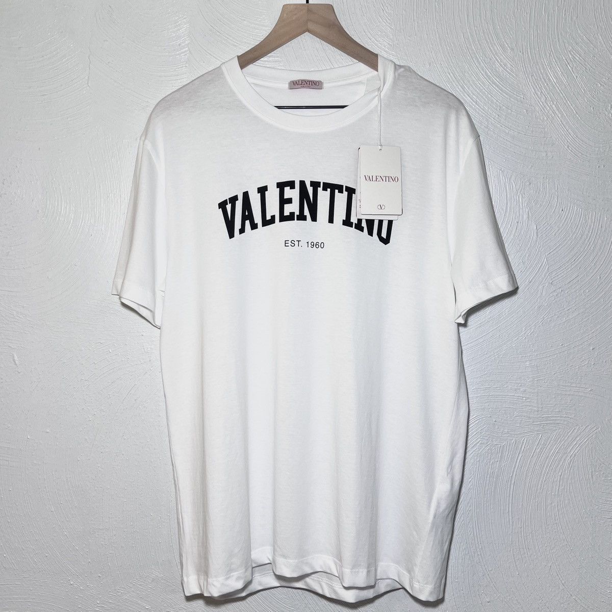 VALENTINO ホワイト ロゴ Tシャツ Valentino Valentino Logo Print T-Shirt in White | Grailed