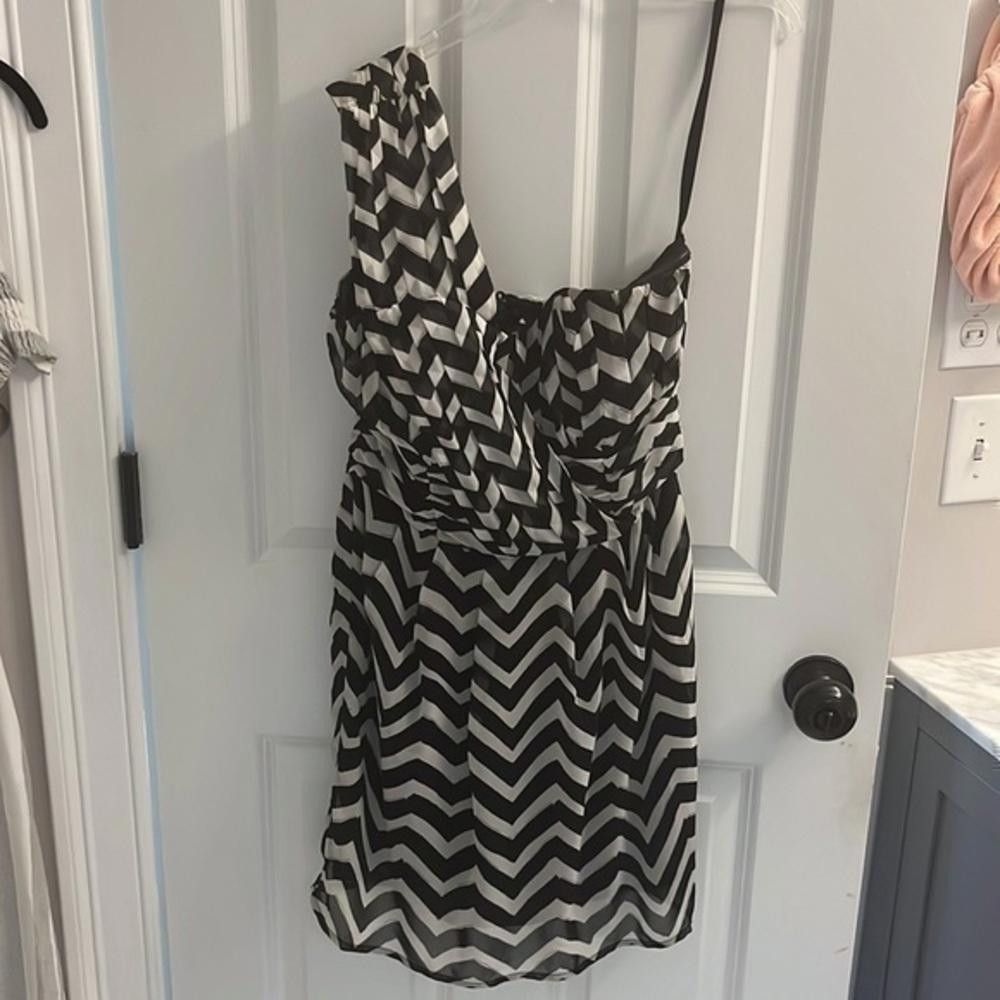 H&M H and M zig zag formal dress Size M / US 6-8 / IT 42-44 - 2 Thumbnail