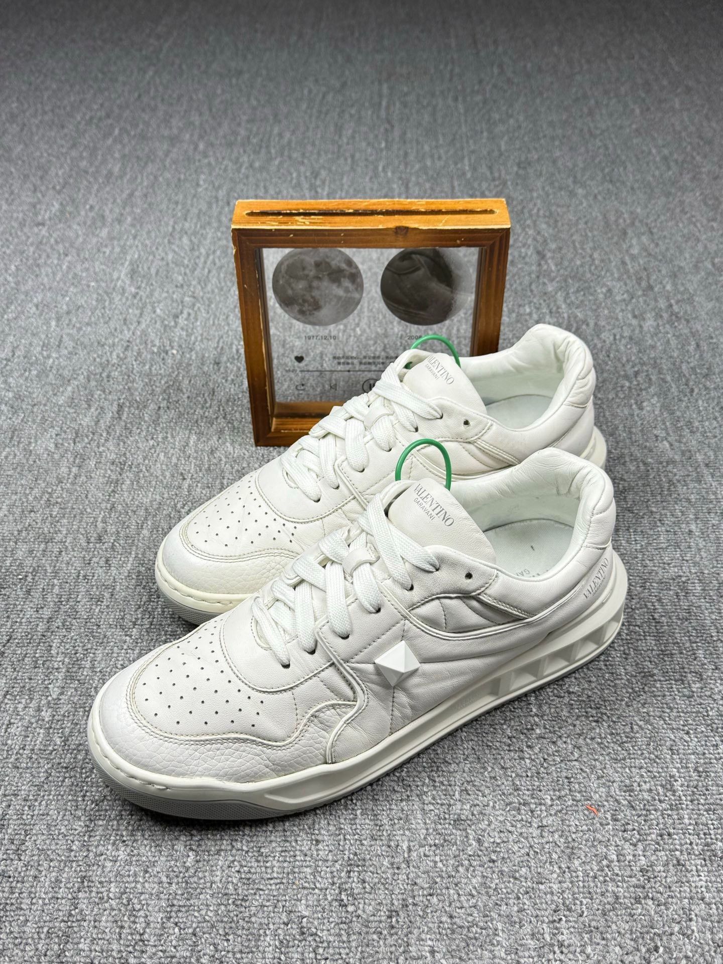 Valentino Valentino White Lowtop Sneakers 11 Men Size US 11 / EU 44 - 1 Thumbnail
