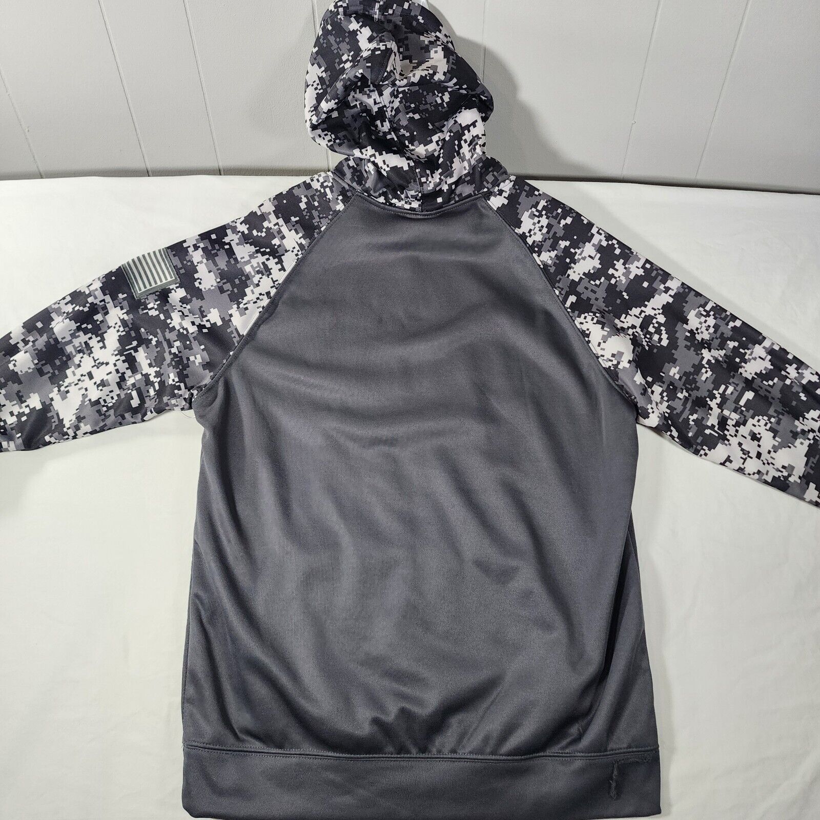 Colosseum Athletics Iowa Hawkeyes Digi Camo Hoodie Flag OHT Pullover Sz M Size US M / EU 48-50 / 2 - 2 Thumbnail