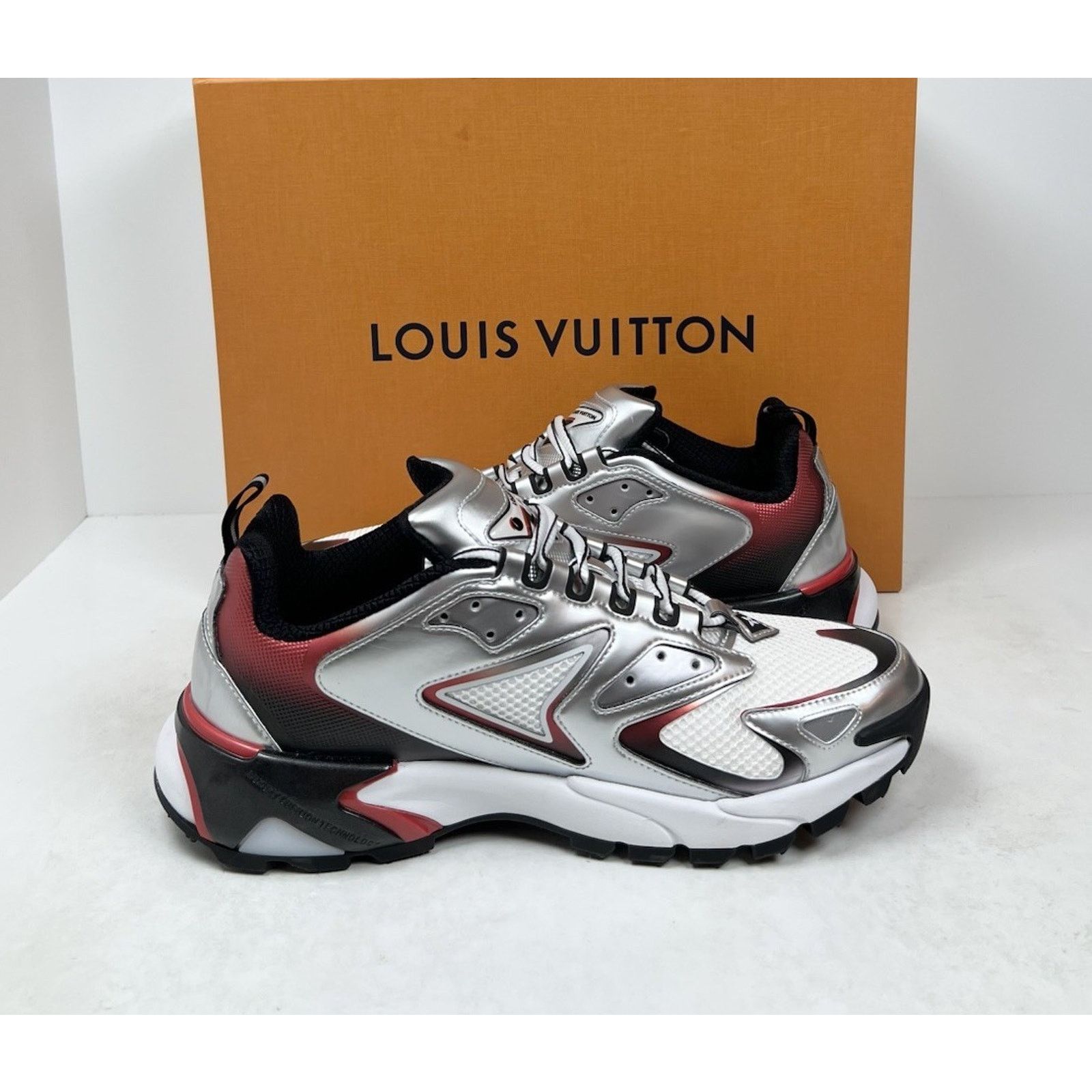 Louis Vuitton Size 6LV/7US - Louis Vuitton Runner Tatic Silver Size US 7 / EU 40 - 5 Thumbnail