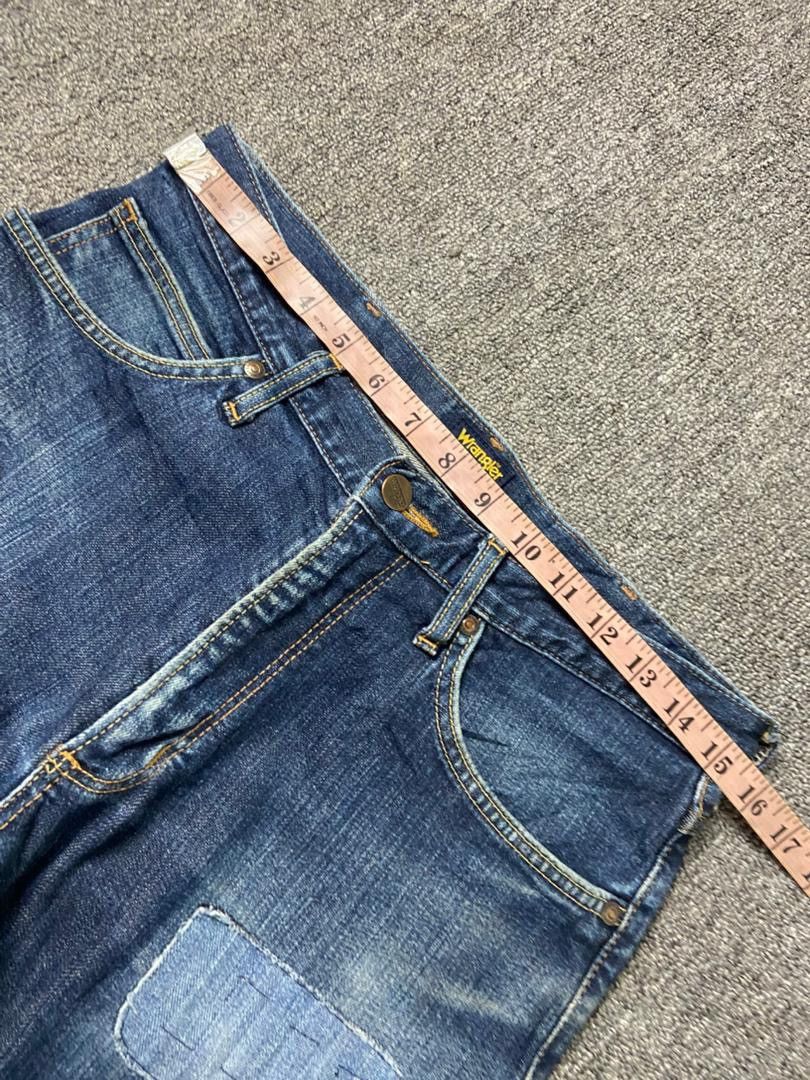 Wrangler Wrangler Distressed Jeans with Patches (197) Size US 31 - 9 Thumbnail