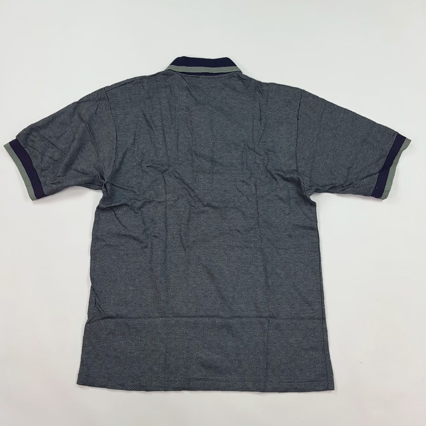 Vintage VINTAGE Munsingwear Gray Geometric Collared Short Sleeve Men's Medium Golf Polo Shirt USA Made Size US M / EU 48-50 / 2 - 6 Thumbnail