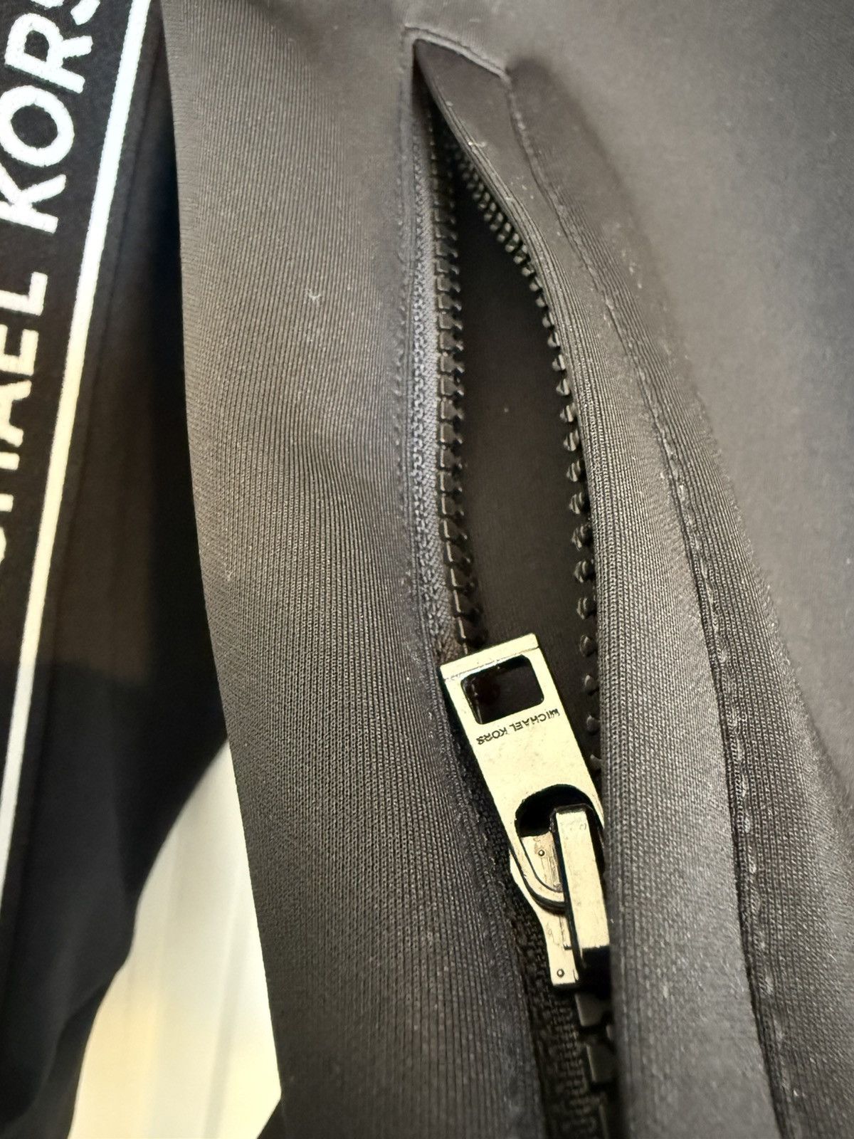 Michael Kors MK zip Size US M / EU 48-50 / 2 - 3 Thumbnail