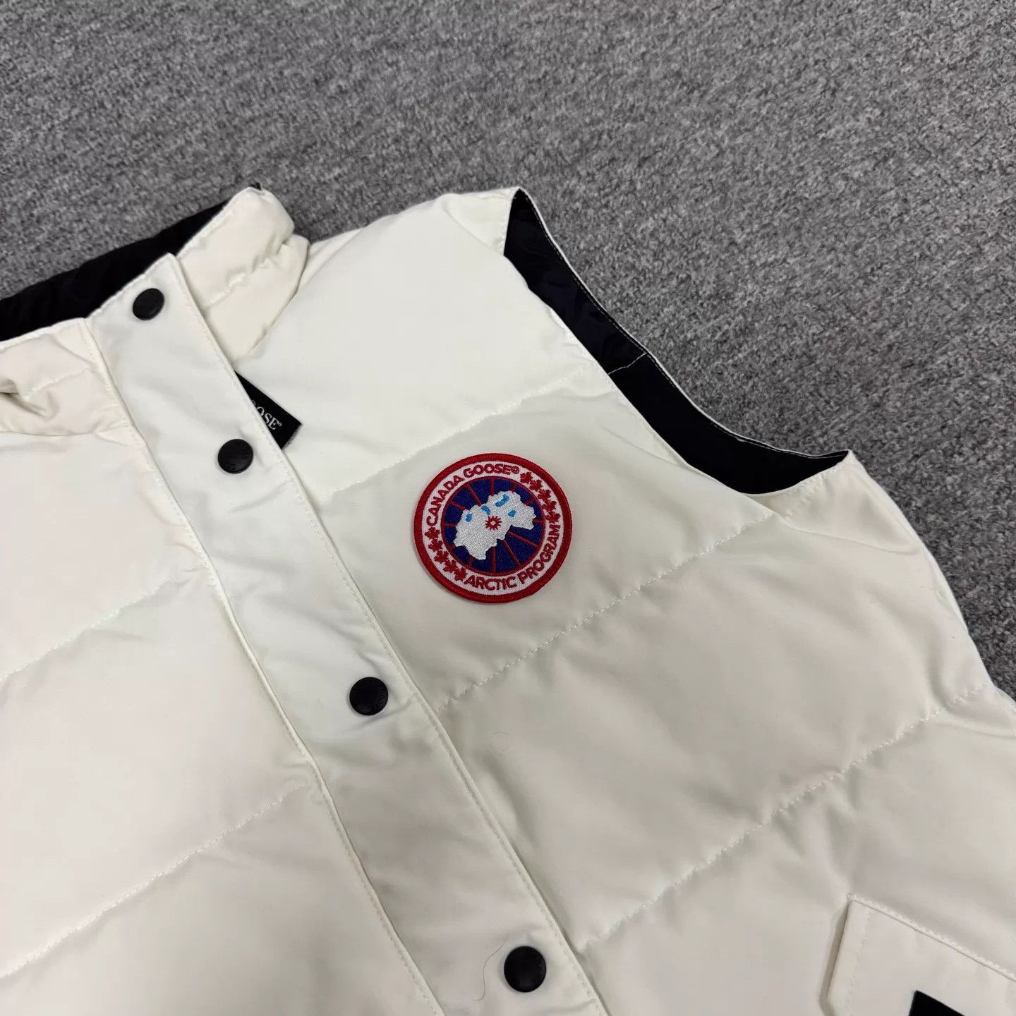 Canada Goose Canada Goose white logo down vest M 99new Size M / US 6-8 / IT 42-44 - 4 Thumbnail