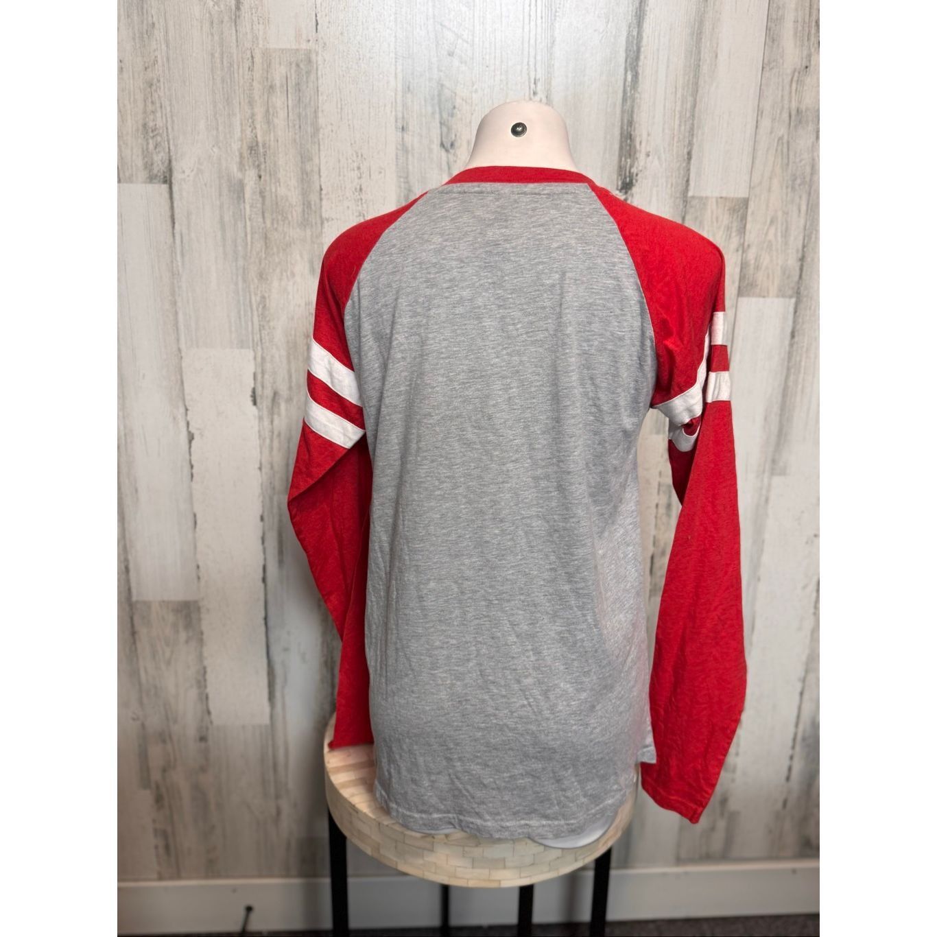 Universal Studios Universal Studios Mistletoe Pines Village Christmas Raglan Tee – Size Medium Size M / US 6-8 / IT 42-44 - 5 Thumbnail