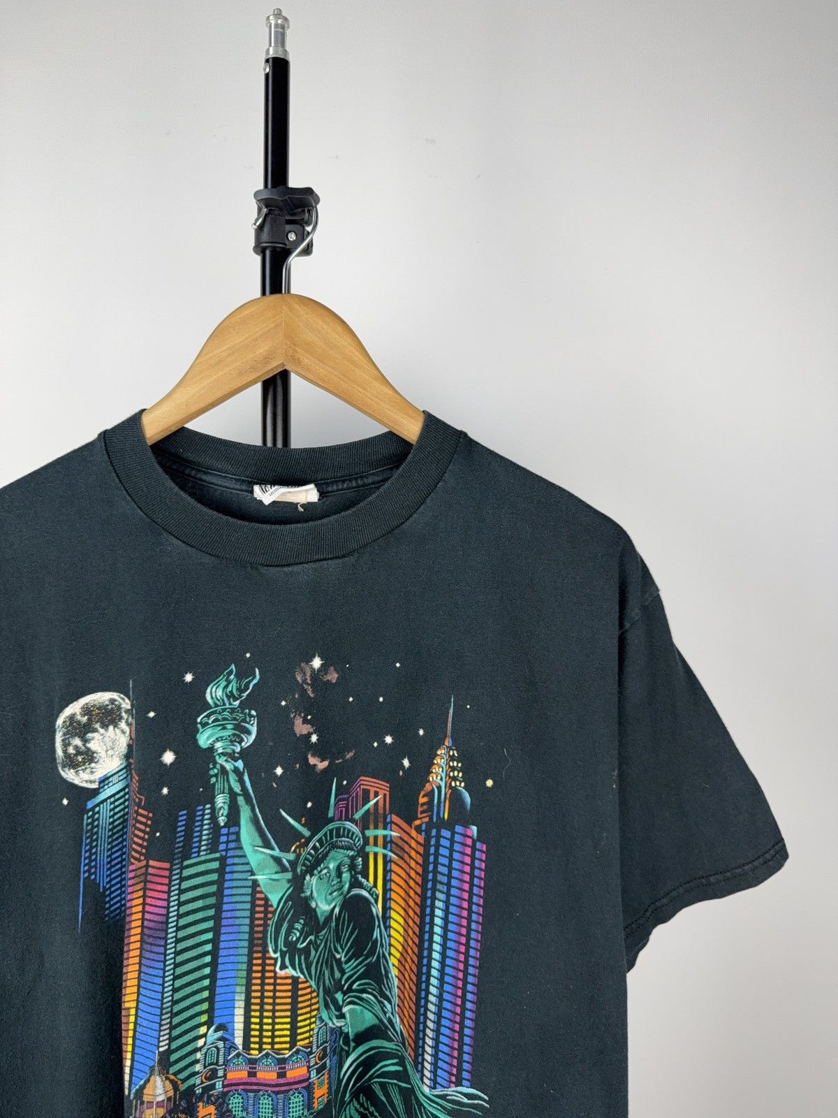 Vintage Vintage New York New York Las Vegas Tee Neon Skyline L Size US L / EU 52-54 / 3 - 3 Thumbnail