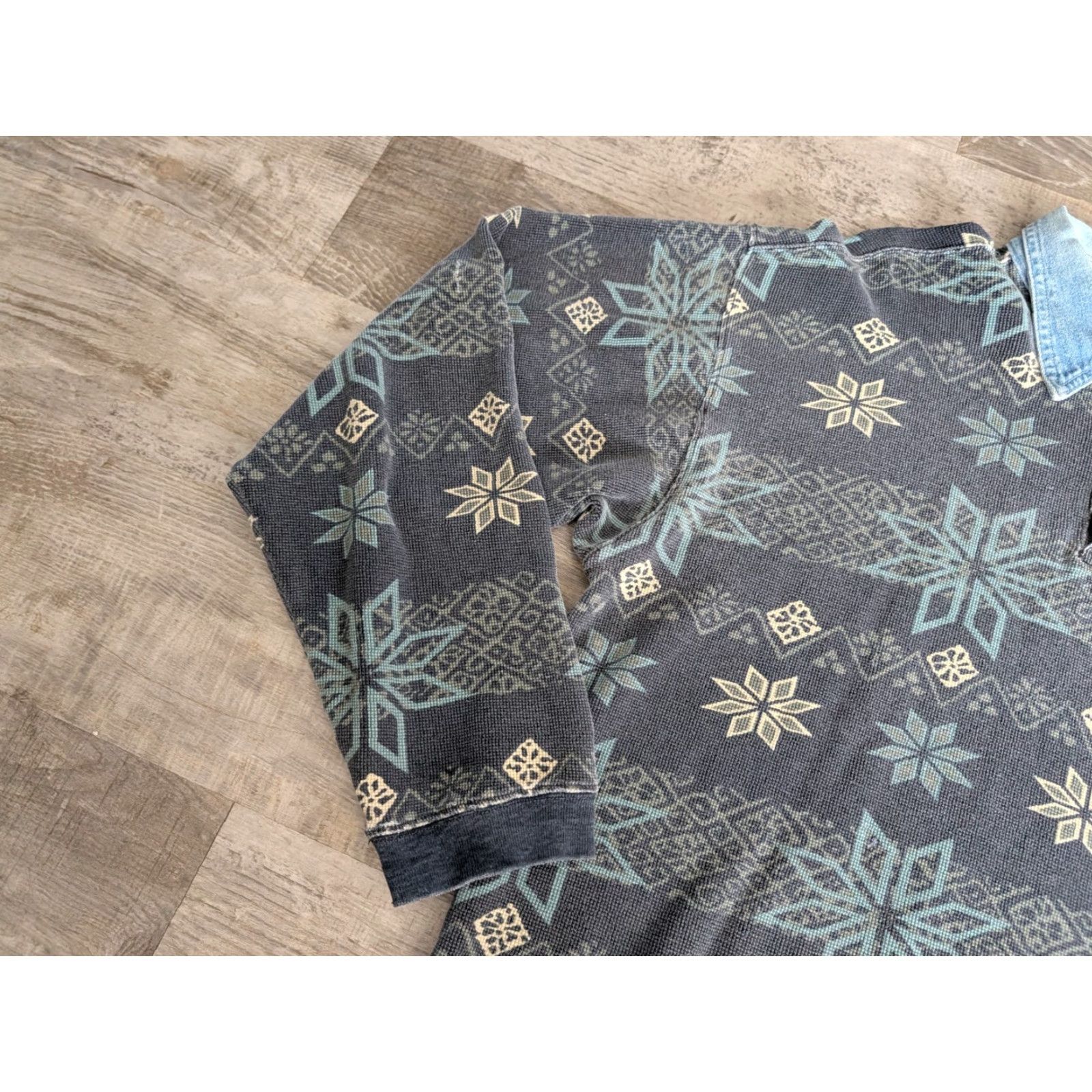 Tommy Bahama VINTAGE Tommy Bahama Relax Shirt Henley Thermal Denim Collar Snowflakes L Mens Shirt Redefined for 90s Holiday Vintage Theme Mens Size US L / EU 52-54 / 3 - 4 Thumbnail