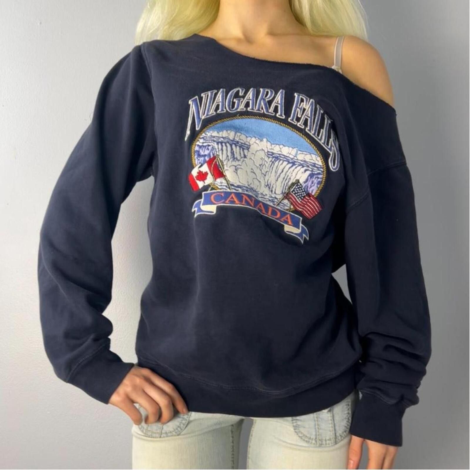 Other Brandy Melville embroidered graphic crewneck Size ONE SIZE - 2 Thumbnail
