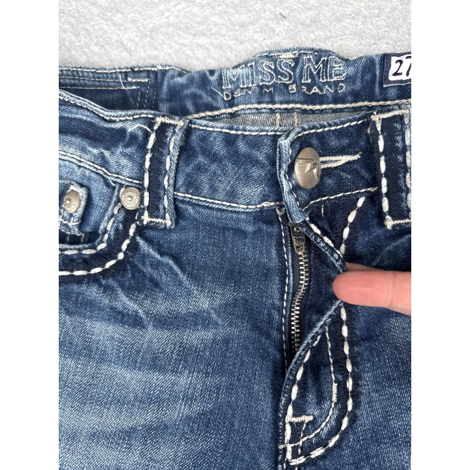Miss Me Miss Me Shorts Bermuda Womens 27 Denim Blue 9 in Inseam 5-Pocket Stretch Distressed Embroidered Contrast Stitch Vintage No (if not vintage) Size 27" / US 4 / IT 40 - 6 Thumbnail