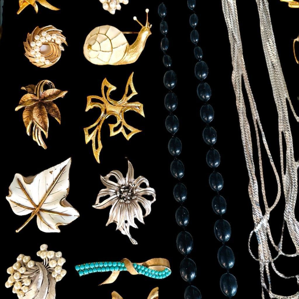 Monet ALL SIGNED TRIFARI MONET NAPIER Vintage Bulk Jewelry Lot Bro Size ONE SIZE - 12 Thumbnail