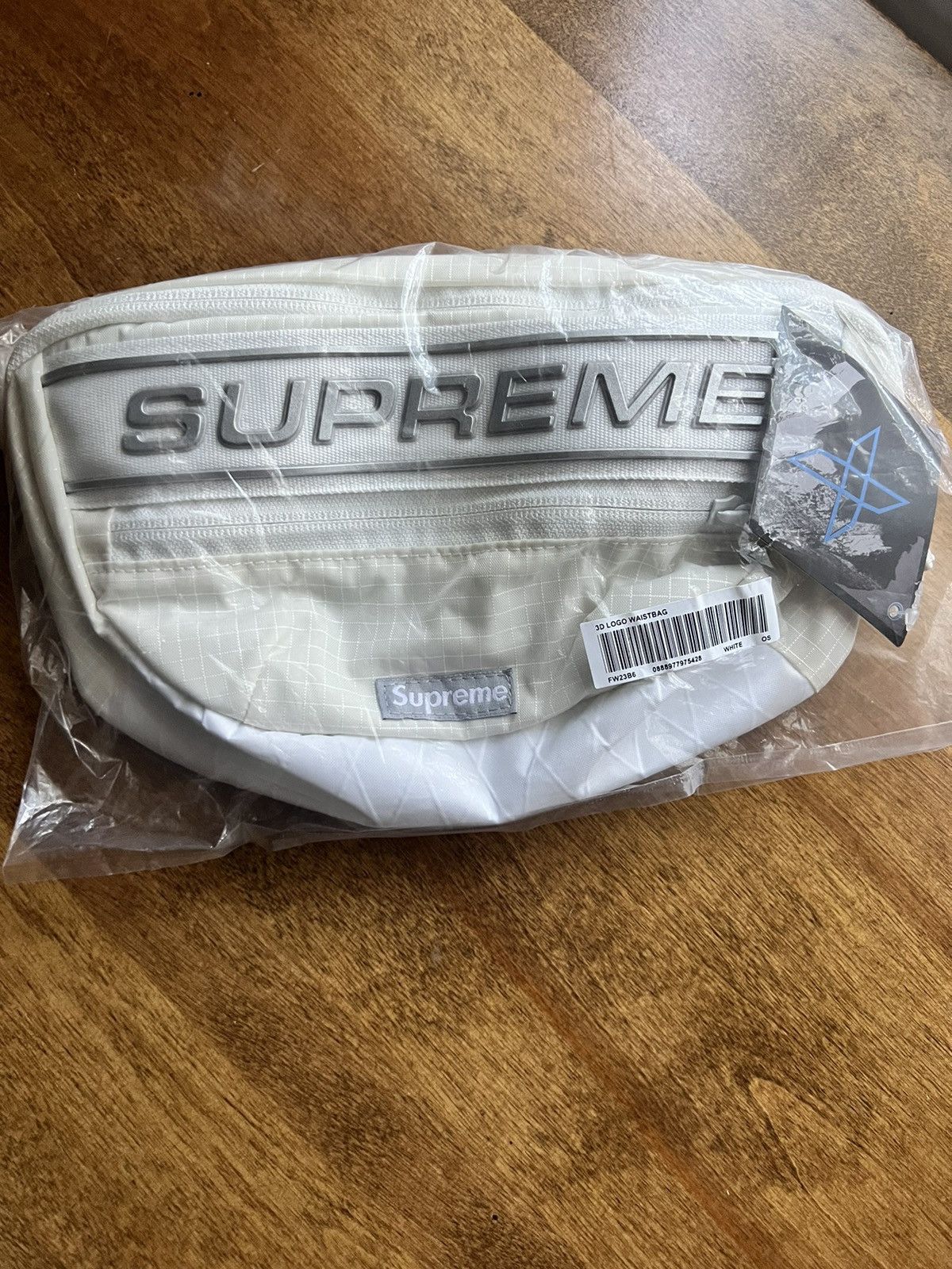 Supreme × Vintage Supreme White 3D Logo Waist Bag Size ONE SIZE - 2 Thumbnail