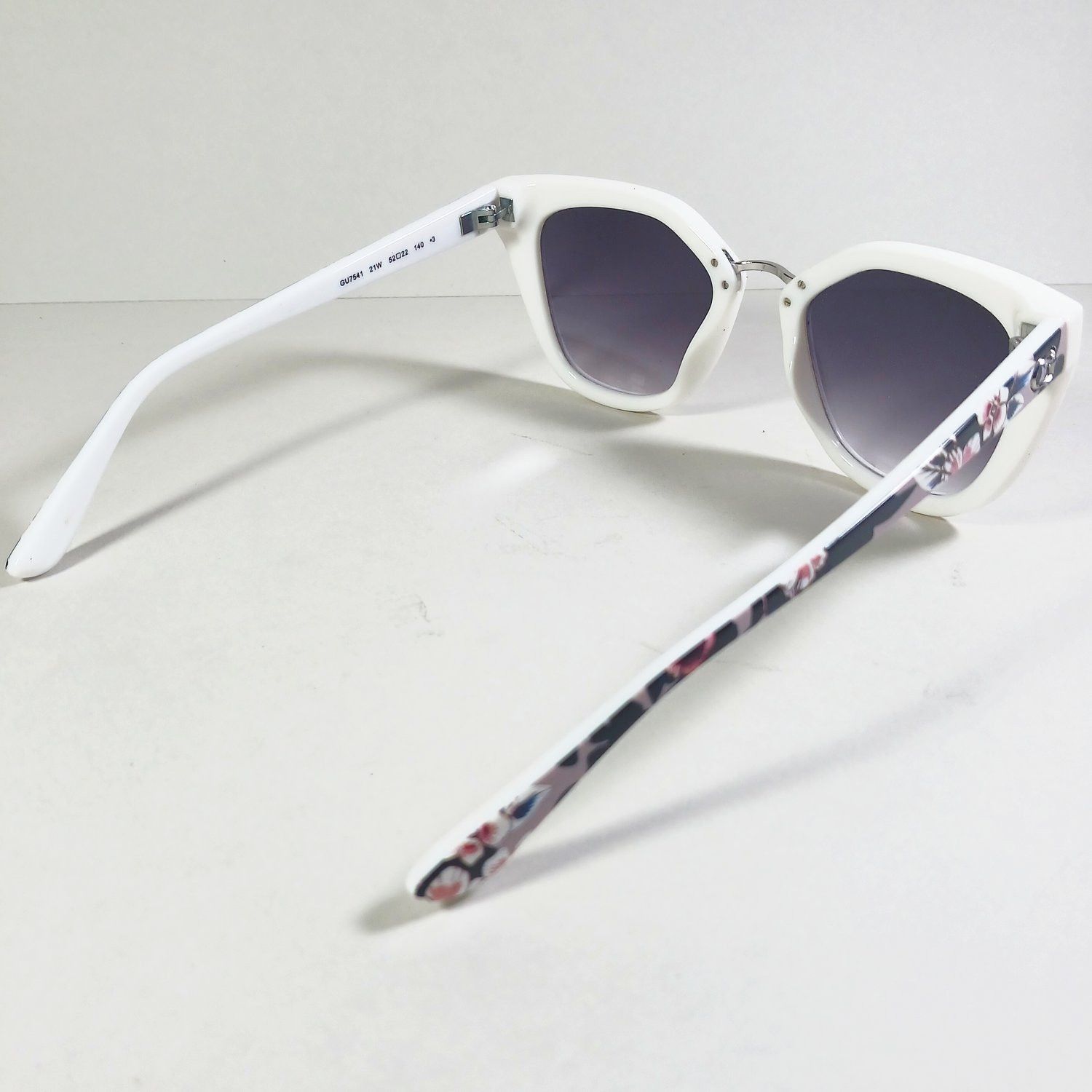 Guess Guess GU 7541 21W White Floral Motif Sunglasses w/Case Size ONE SIZE - 10 Thumbnail