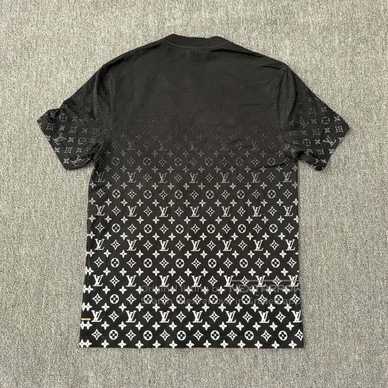 Louis Vuitton Louis Vuitton Full LOGO-printed gradient printed round nec Size US M / EU 48-50 / 2 - 3 Thumbnail