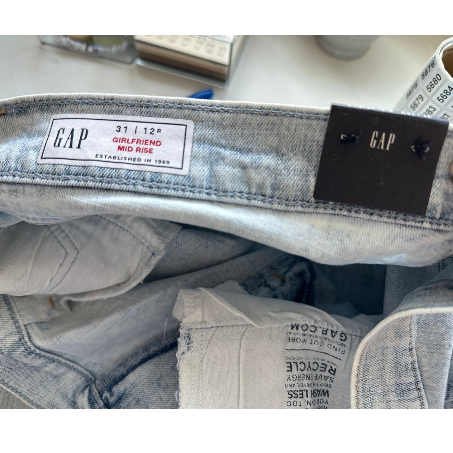 Gap NWT GAP Girlfriend Mid Rise Jeans Gray Acid Wash 31 Raw Hem Size 31" - 8 Thumbnail