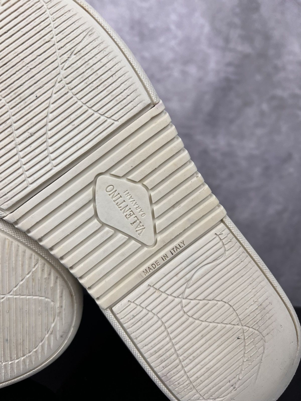 Valentino Valentino Garavani Leather Low-Top Sneakers Beige | Size 40 Size US 7 / EU 40 - 11 Thumbnail