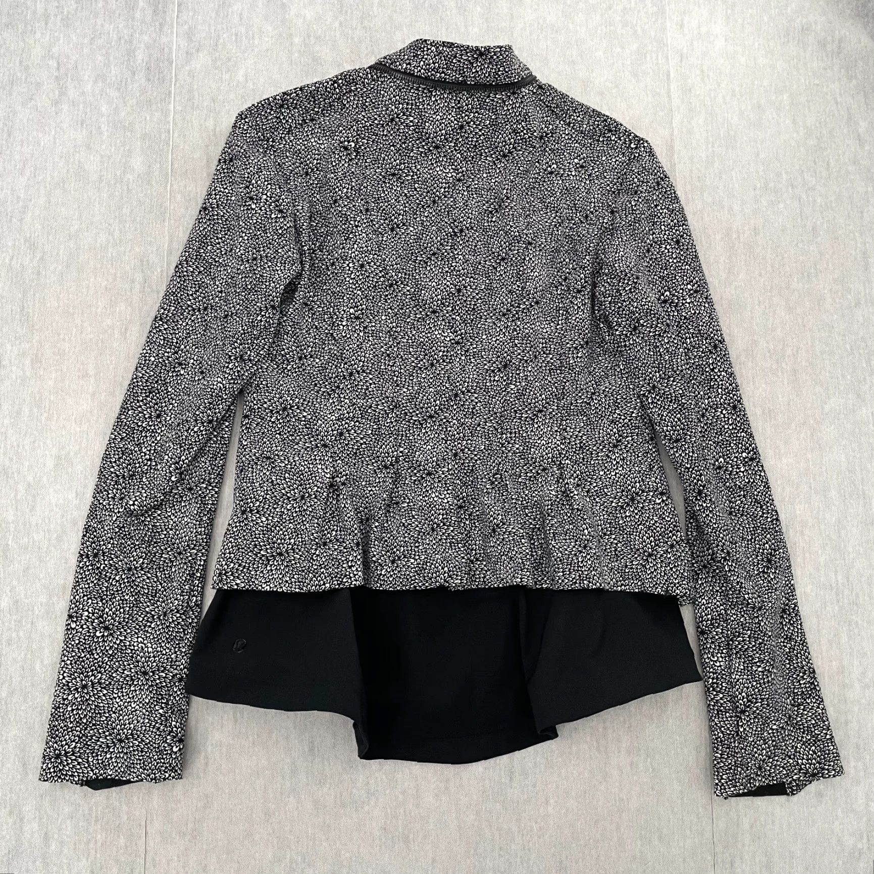 Lululemon VINTAGE Lululemon Jacket Womens Size 6 Black Floral Athleisure Full Zip Casual Ladies Size M / US 6-8 / IT 42-44 - 2 Thumbnail