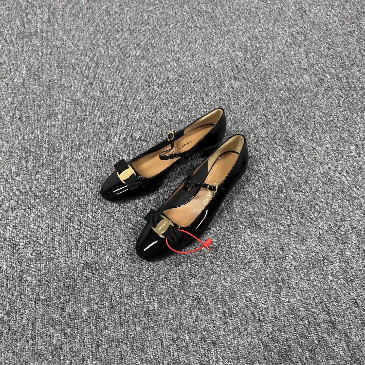 Salvatore Ferragamo Ferragamo 26 New Black & Gold Patent Leather Mary Jane 39 Size US 8.5 / IT 38.5 - 1 Thumbnail