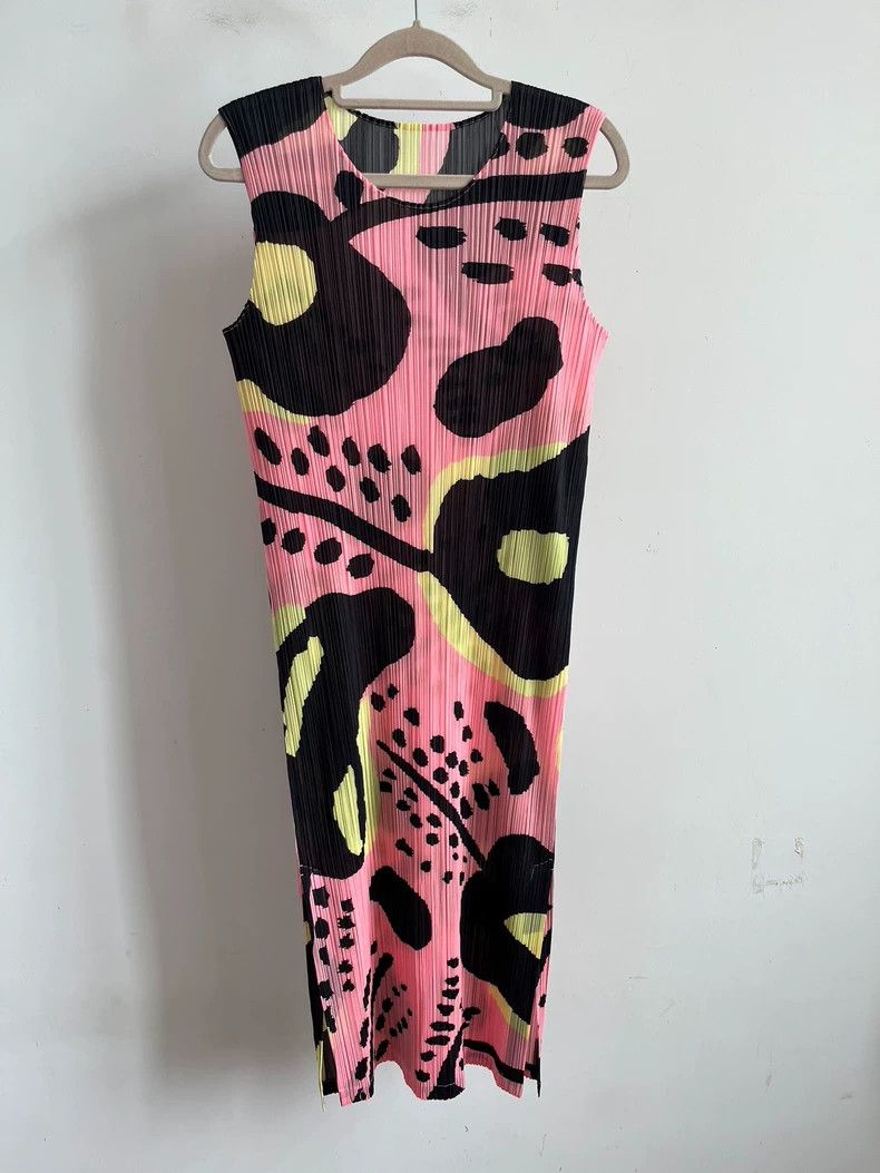 Issey Miyake Issey Miyake size:2 Pink and black pleated dress Size S / US 4 / IT 40 - 1 Thumbnail