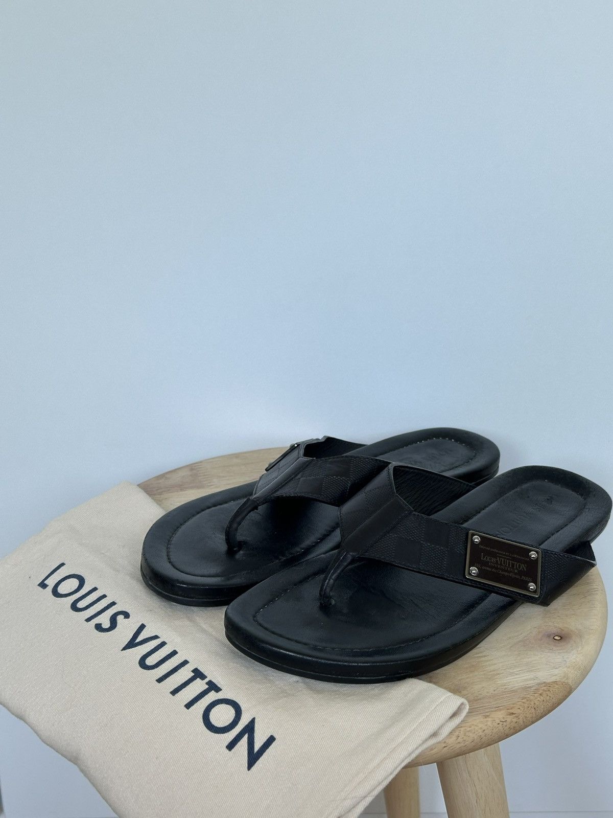 Designer × Louis Vuitton Louis Vuitton leather flip flops sandals metal logo Size US 7 / EU 40 - 1 Thumbnail