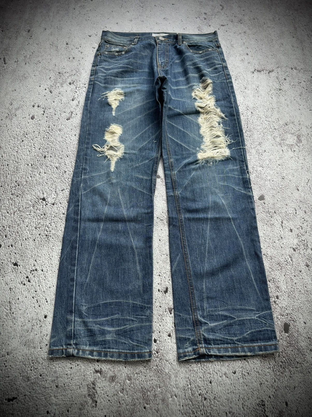 Distressed denim yaponskii Denim jeans