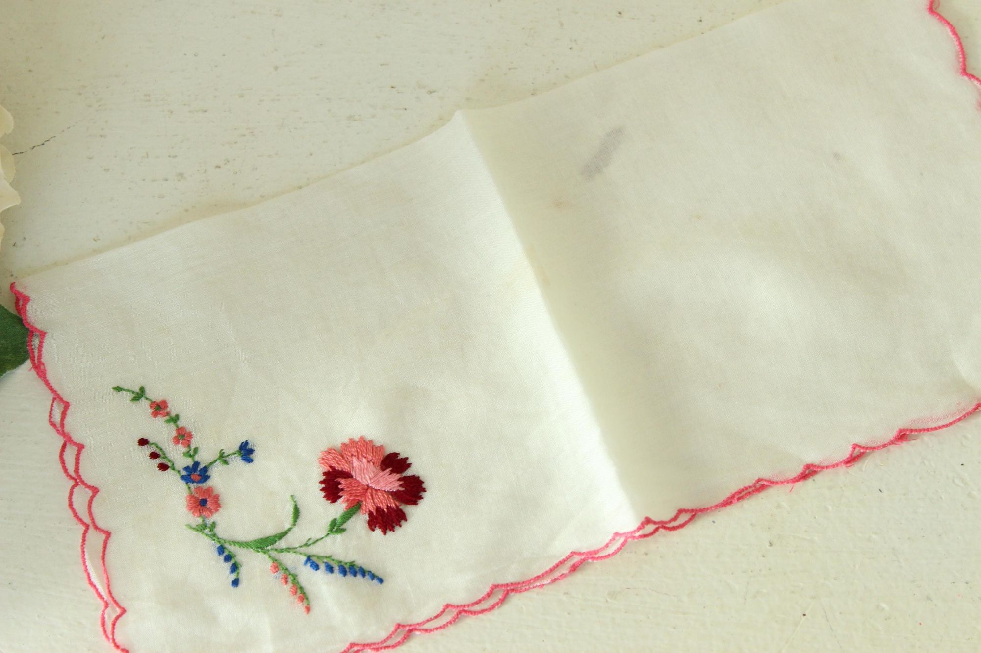 Vintage Vintage White Handkerchief, Embroidered Flower Cotton Hankie Size ONE SIZE - 4 Thumbnail
