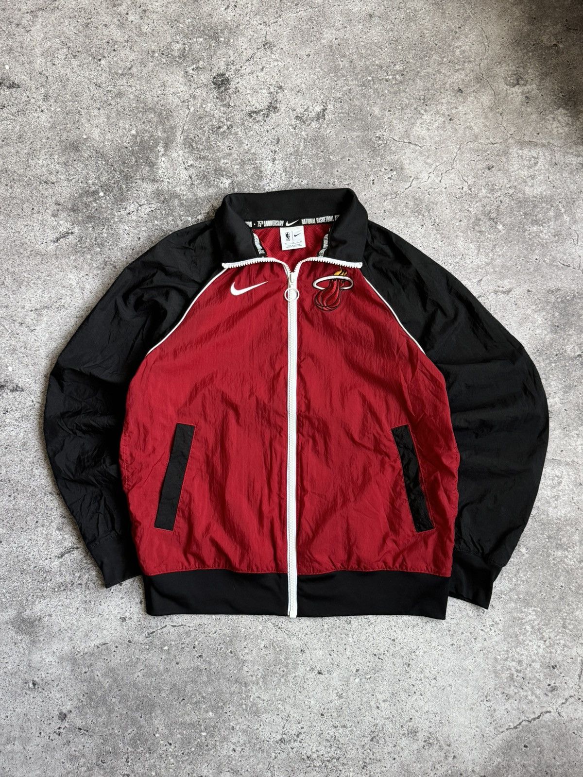 Nike Vintage Nike Miami Heat NBA nylon hoodie jacket Size US M / EU 48-50 / 2 - 2 Thumbnail