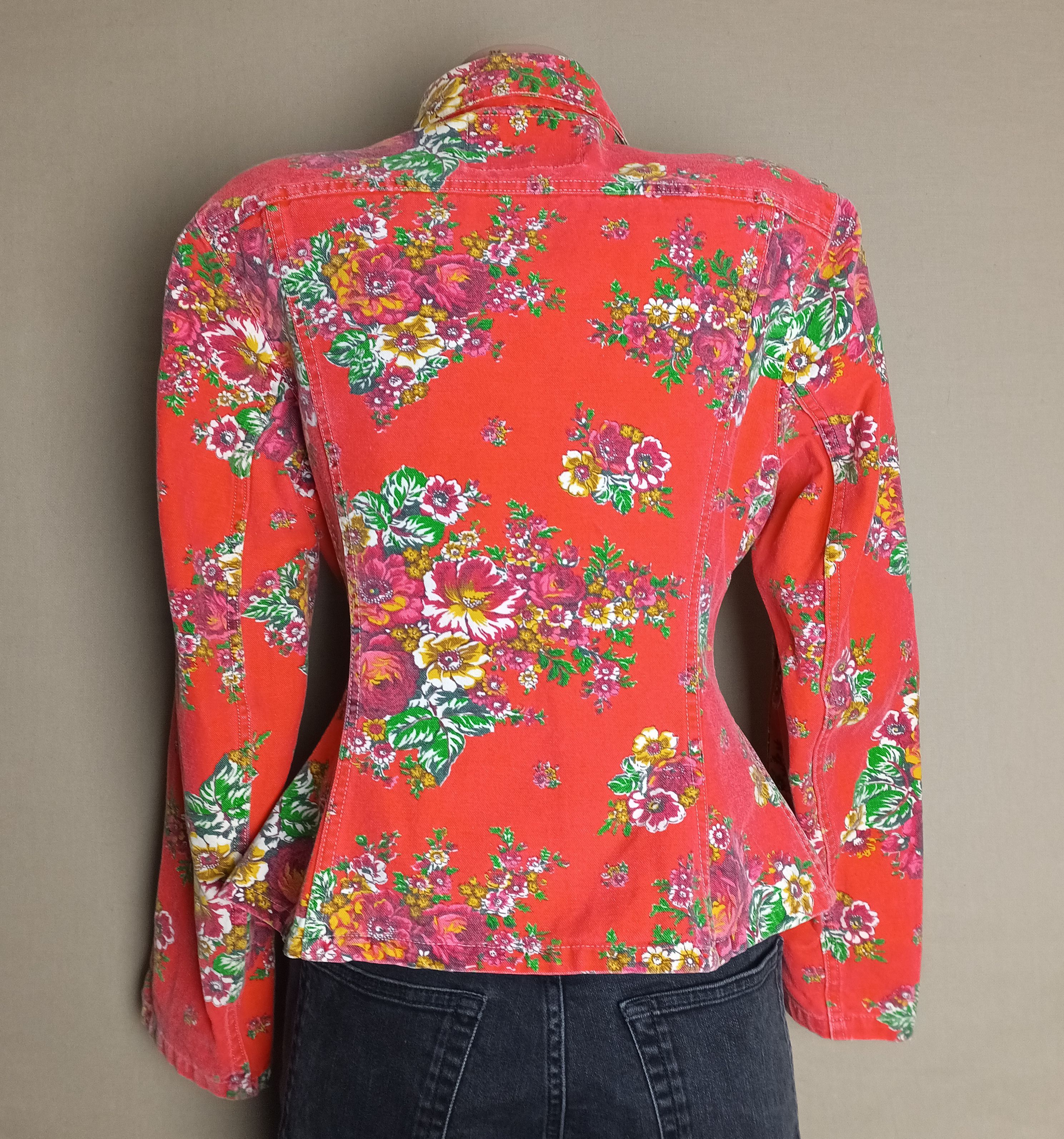 Kenzo × Vintage KENZO Jeans Vintage 90s Red Flower Print Denim Jacket Size L / US 10 / IT 46 - 2 Thumbnail