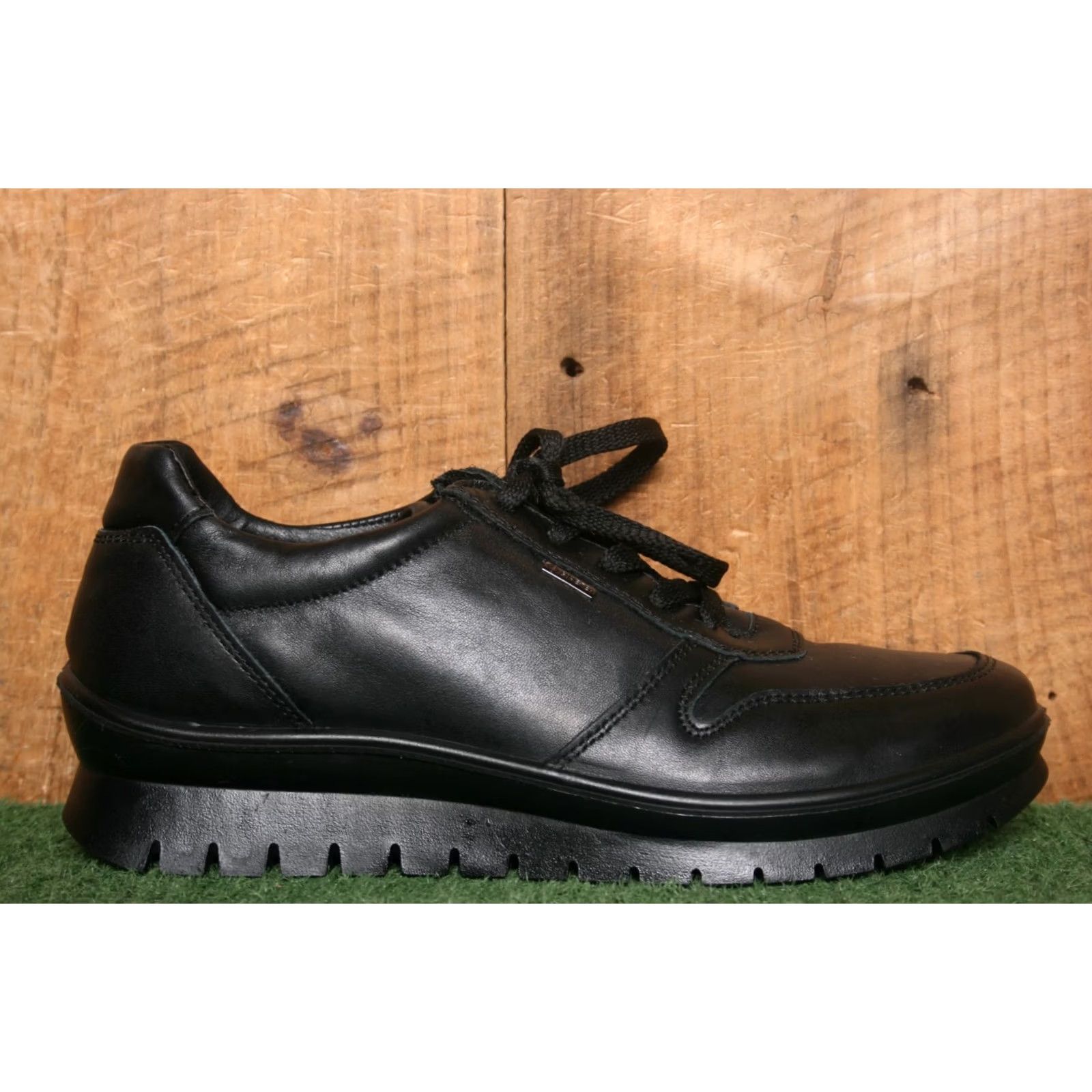 Vintage IGI&CO. Black Leather Gore-Tex Sneakers EUR 40 UK 7 US 9 Womens Sneaker Black Leather Gore-Tex Lace Up 40 9 Size US 9 / IT 39 - 2 Thumbnail
