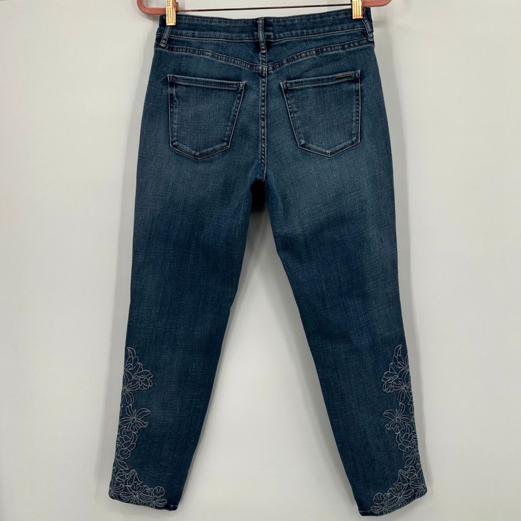 White House Black Market White House Black Market Mid Rise Girlfriend Jeans Blue Floral Embroidery Size 4 Womens Cropped Denim with Pockets Stretch Size 27" / US 4 / IT 40 - 5 Thumbnail