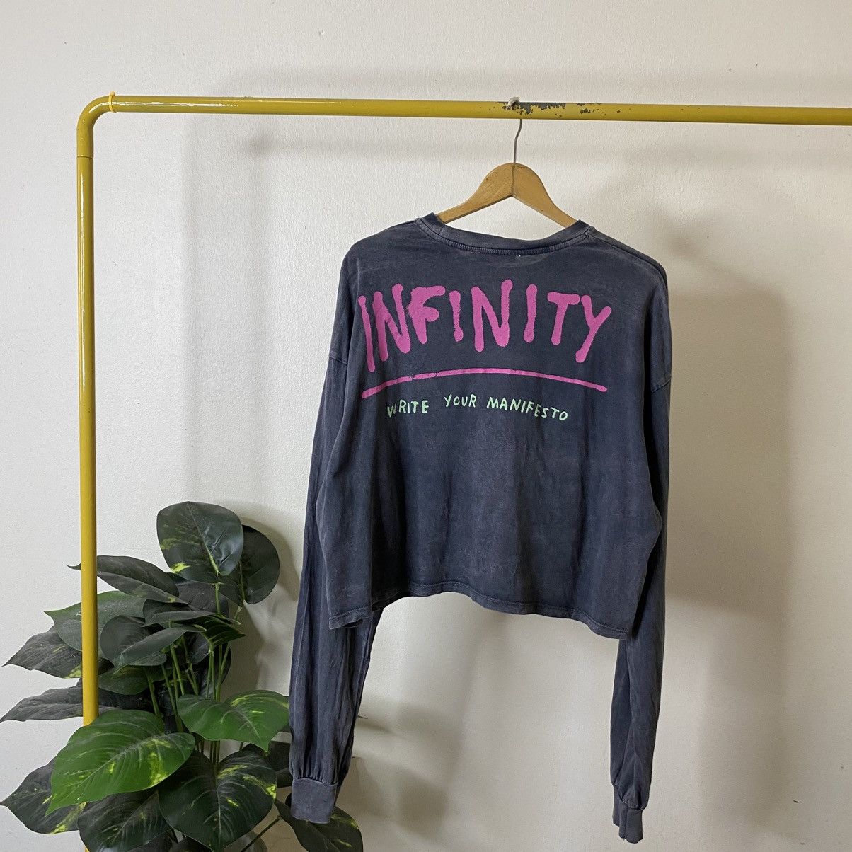 Bershka Urban Diary Hysterics Glamour Style Cropped LS Tshirt Size XL / US 12-14 / IT 48-50 - 6 Thumbnail