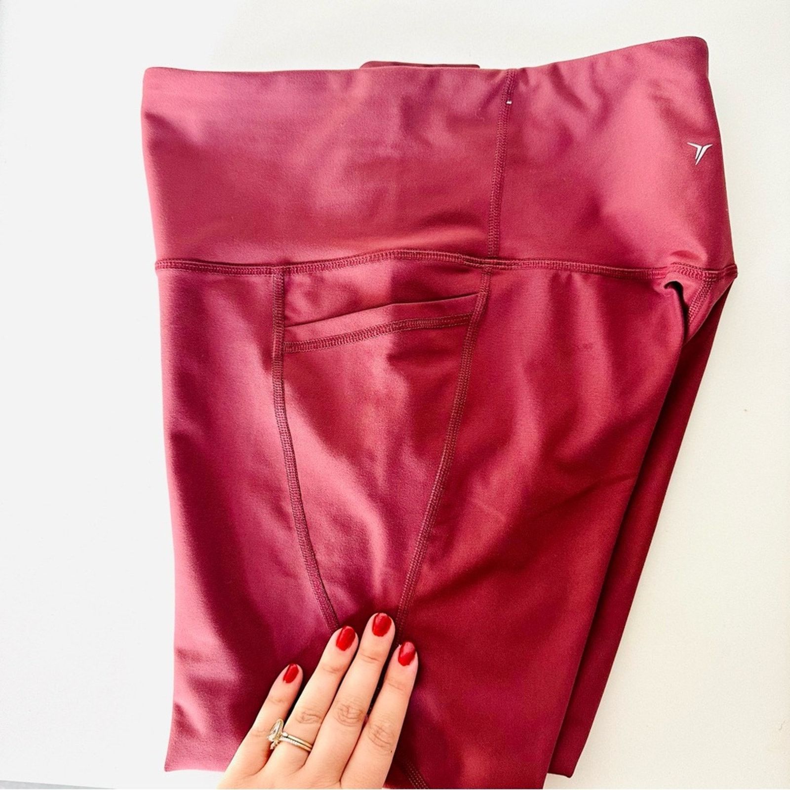 Old Navy NEW OLD NAVY ACTIVE Burgundy Pocket High Rise Crop Leggings Size 28" / US 6 / IT 42 - 10 Thumbnail