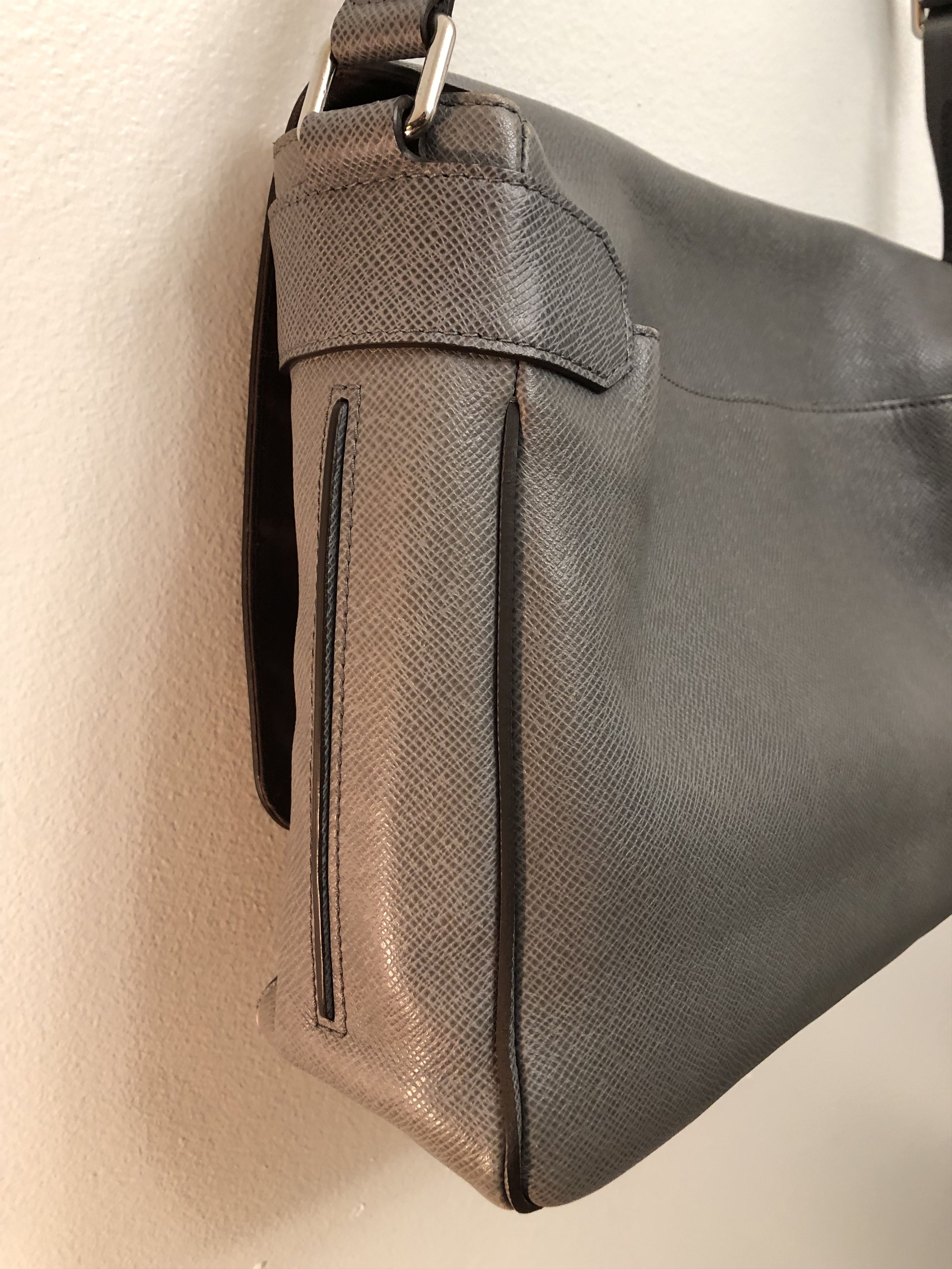 Louis Vuitton Louis Vuitton Glacier Taiga Leather Roman PM Messenger Bag Size ONE SIZE - 11 Thumbnail