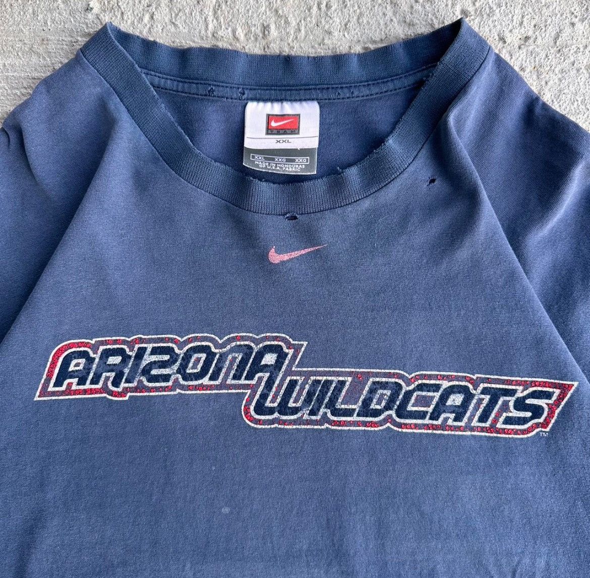 Nike Vintage faded Nike Center Swoosh Arizona Wildcats Shirt Size US XXL / EU 58 / 5 - 2 Thumbnail