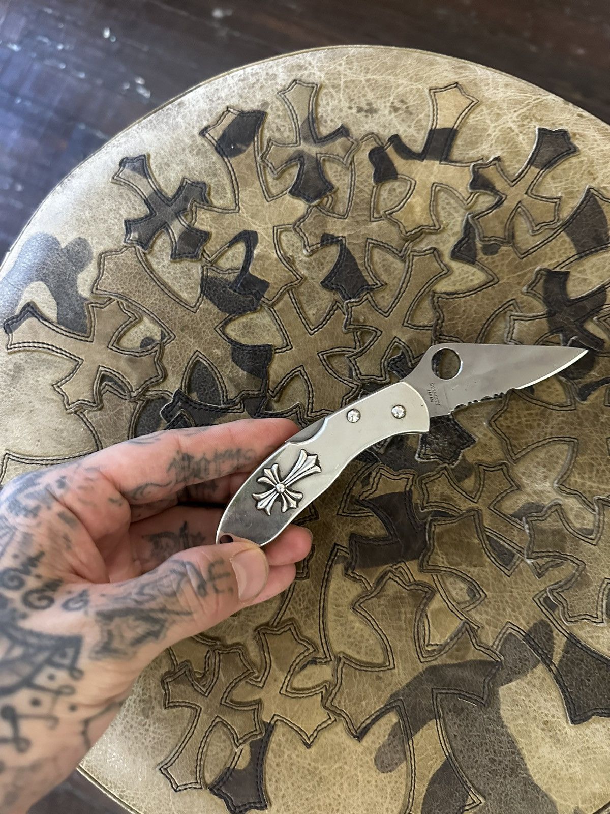 Chrome Hearts CHROME HEARTS SOLID SILVER CROSS SPYDERCO KNIFE SWITCH BLADE Size ONE SIZE - 4 Thumbnail