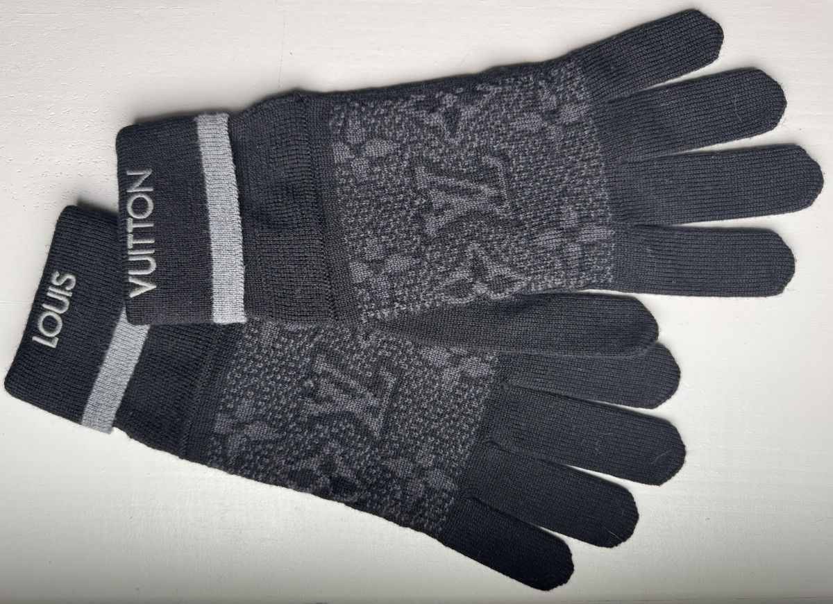 Louis Vuitton LOUIS VUITTON MONOGRAM MATCHING GLOVES, SCARF AND BEANIE. Size ONE SIZE - 1 Thumbnail
