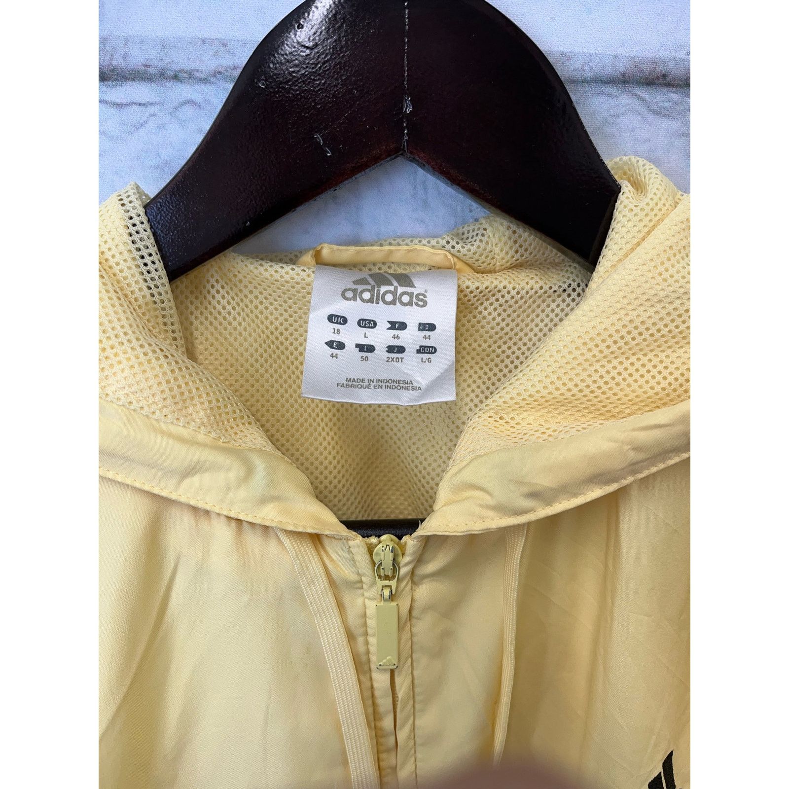 Adidas Vintage Adidas L Windbreaker Jacket Hooded Mesh Lined Yellow Size L / US 10 / IT 46 - 2 Thumbnail