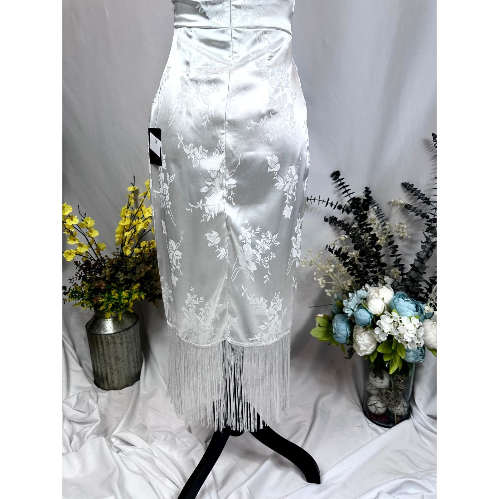 Other Lulus On the Dance floor White Jacquard Fringe Midi Dress XS Size XS / US 0-2 / IT 36-38 - 14 Thumbnail