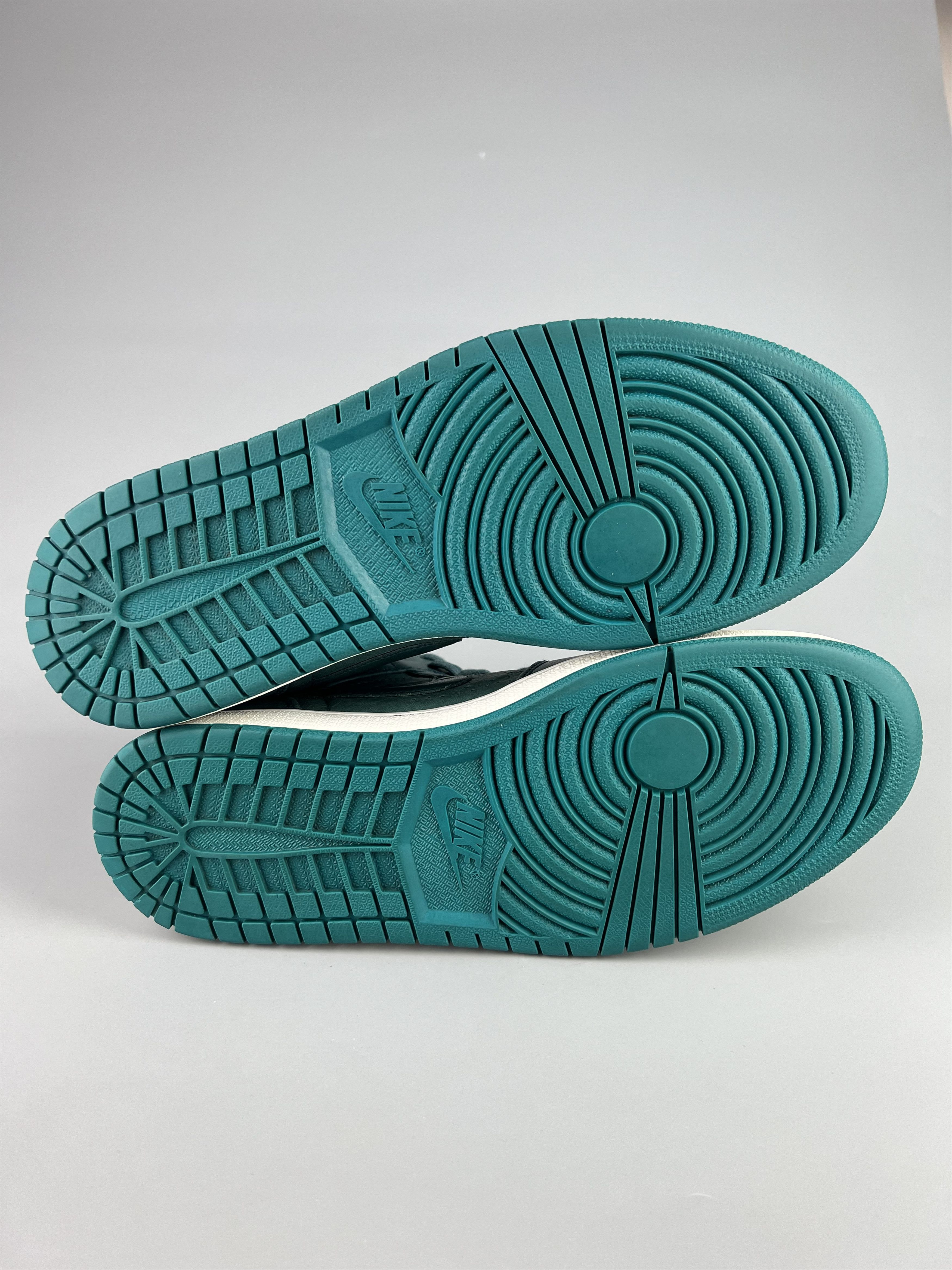 Jordan Brand 2014 Nike Air Jordan 1 Retro Mid Nouveau Teal Green US10 Size US 10 / EU 43 - 6 Thumbnail