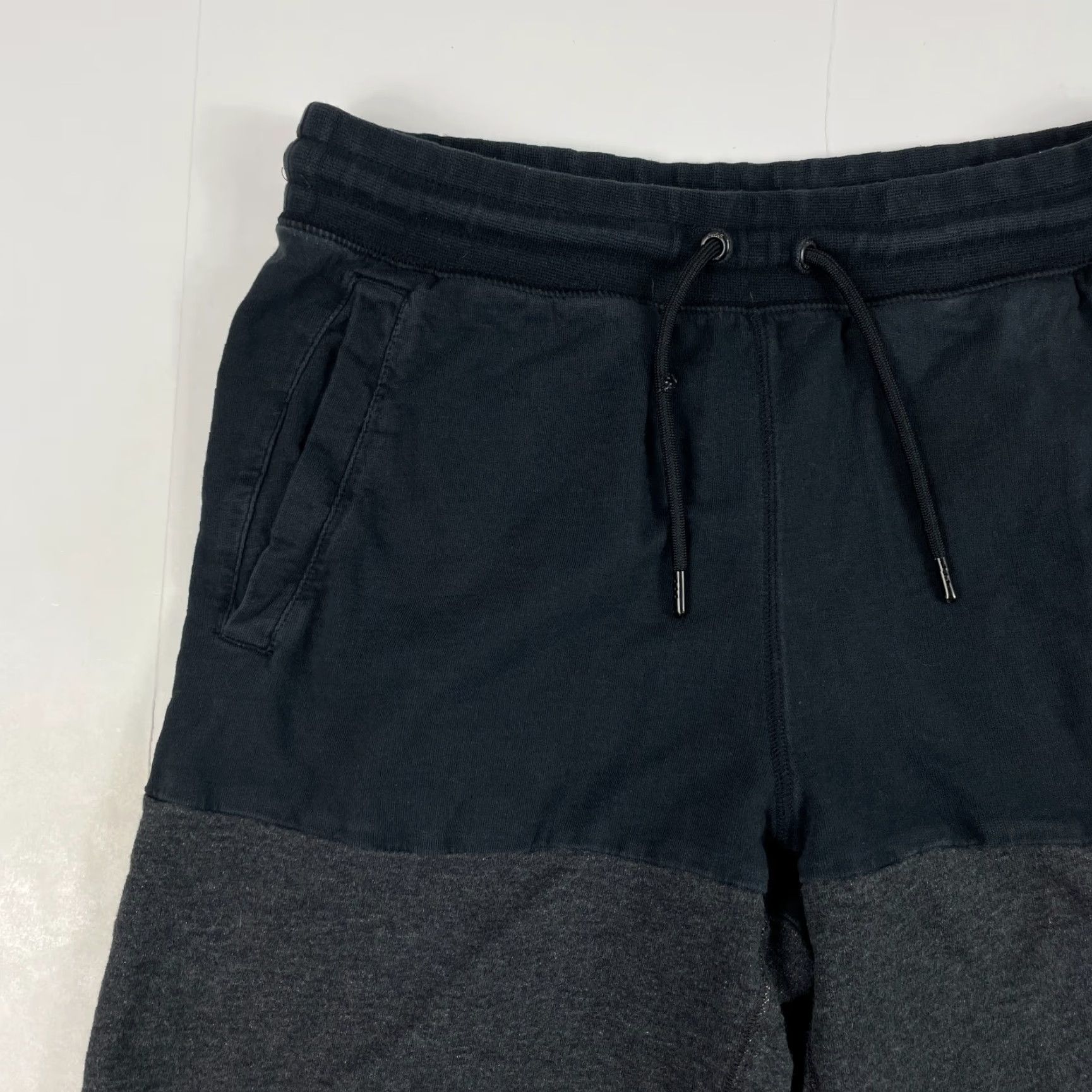 Nike Nike Shorts Mens Medium Black Swoosh Sweat Shorts Lined Workout Gym Basketball Size US 30 / EU 46 - 2 Thumbnail