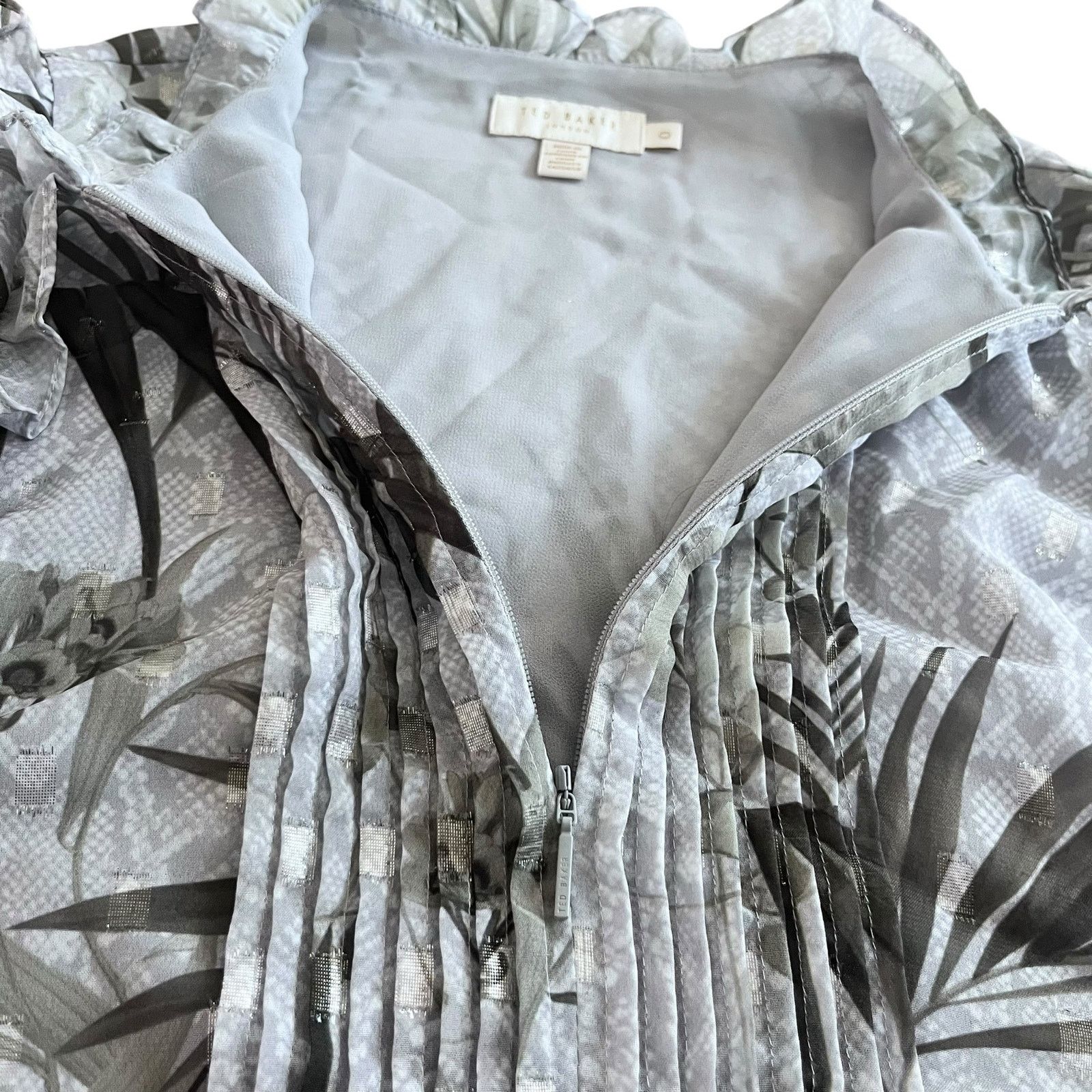 Ted Baker Ted Baker Tibbine Highland Pleated Floral Print Gray Top Size XS / US 0-2 / IT 36-38 - 4 Thumbnail