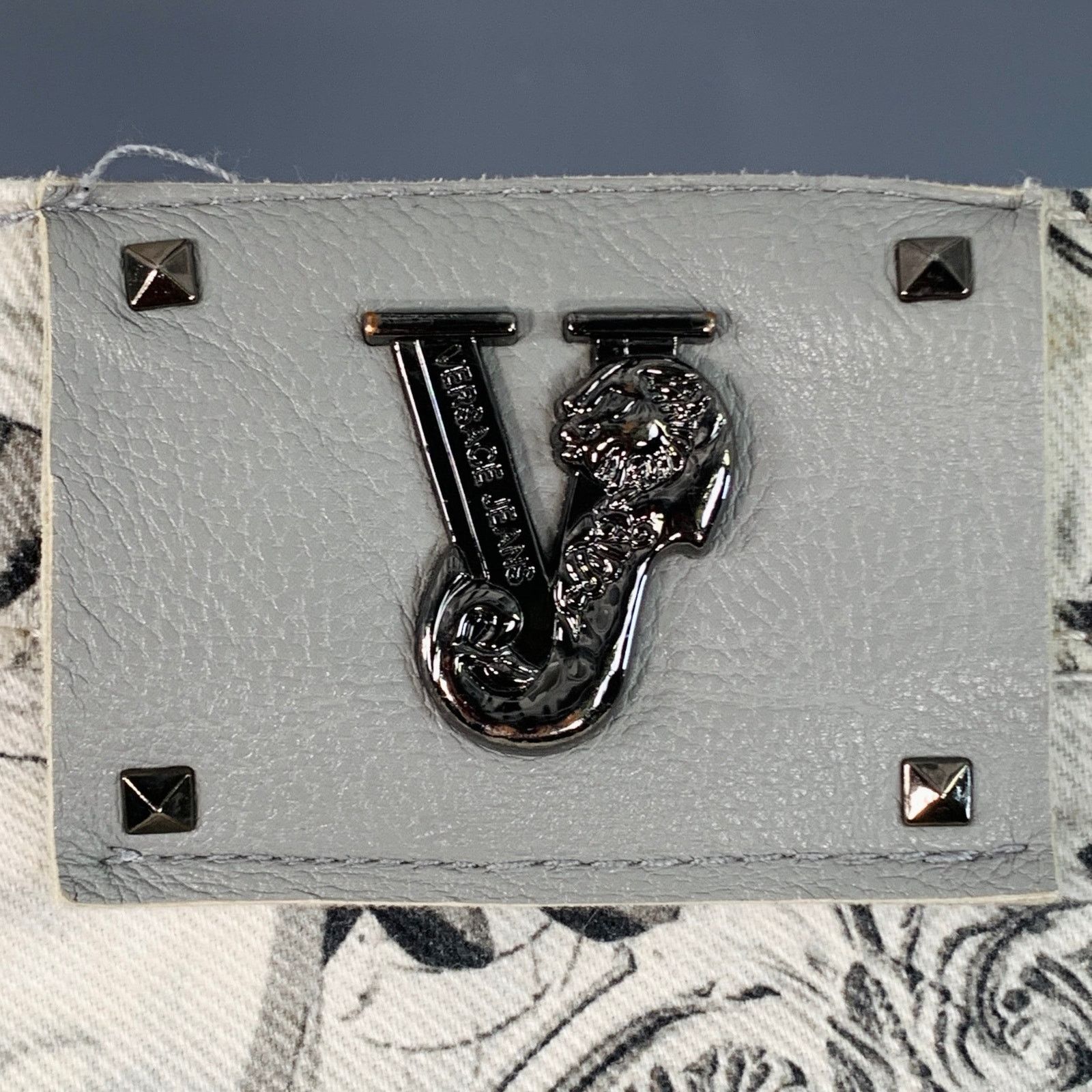 Versace VERSACE JEANSWhite Grey Logo Print Cotton Slim Tapered Jeans Size US 30 / EU 46 - 4 Thumbnail