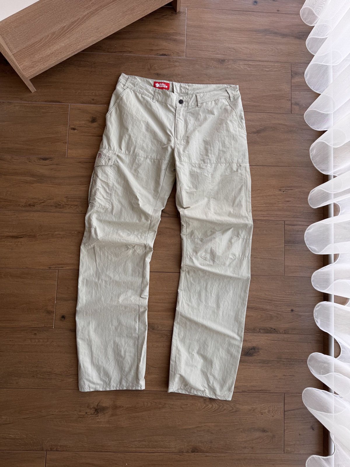 Fjallraven × Vintage Vintage Fjallraven Beige Nylon Cargo Lightweight Pants Size US 34 / EU 50 - 1 Thumbnail