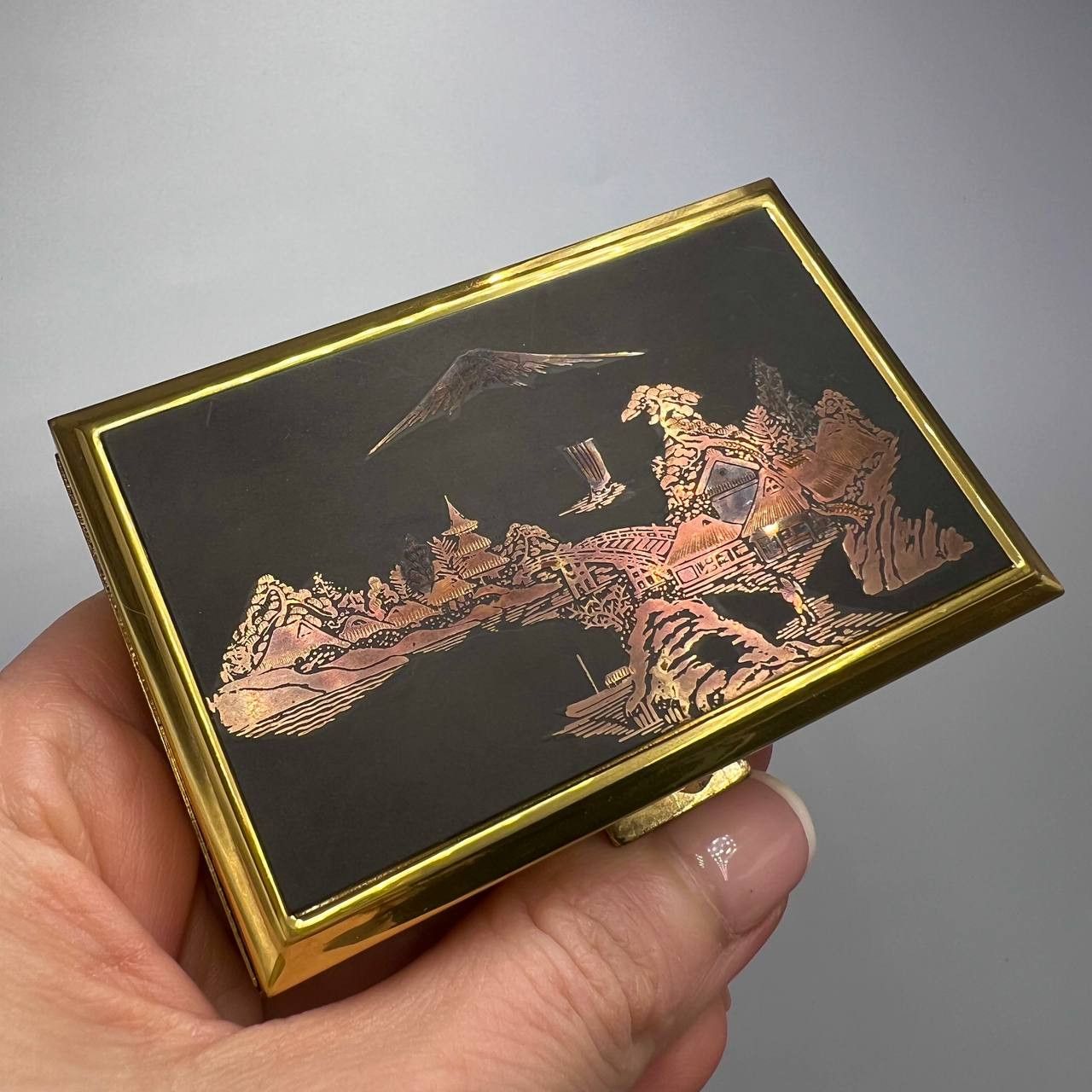 Vintage Vintage Musical Compact Cosmetic Powder Box Gold Tone Size ONE SIZE - 1 Thumbnail