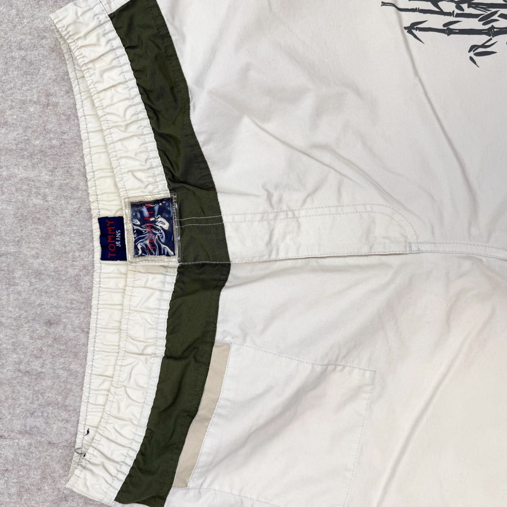 Tommy Hilfiger Tommy Hilfiger Tommy Jeans Shorts Bermuda Mens Large Beige Inseam 11 Pockets Elastic Waist Beach Tropical Nature Regular 36in Waist Mens Size US 33 - 4 Thumbnail