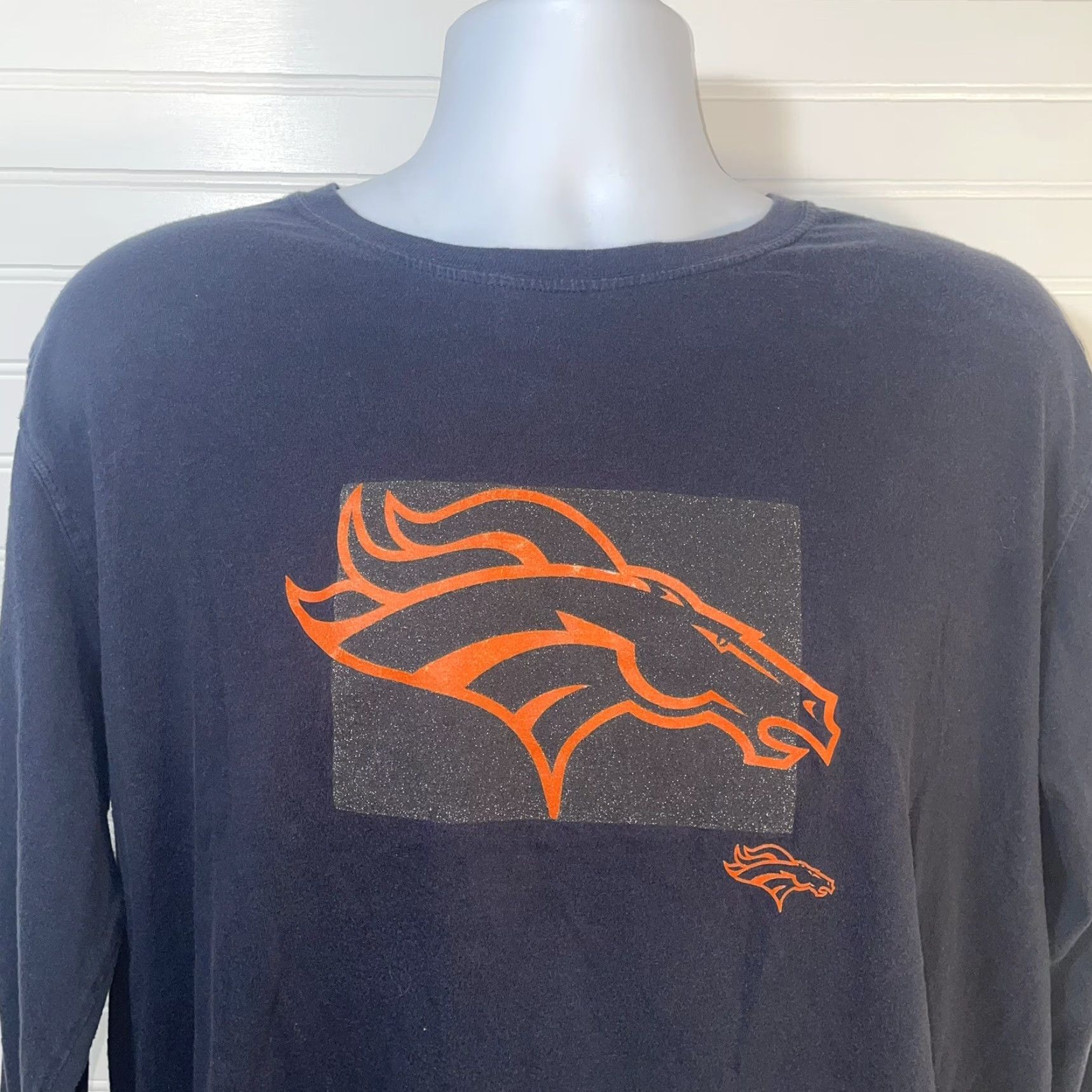 New Era VINTAGE? No. Denver Broncos New Era Long Sleeve Shirt Men Large Navy Blue Front Logo Graphic Size US L / EU 52-54 / 3 - 3 Thumbnail