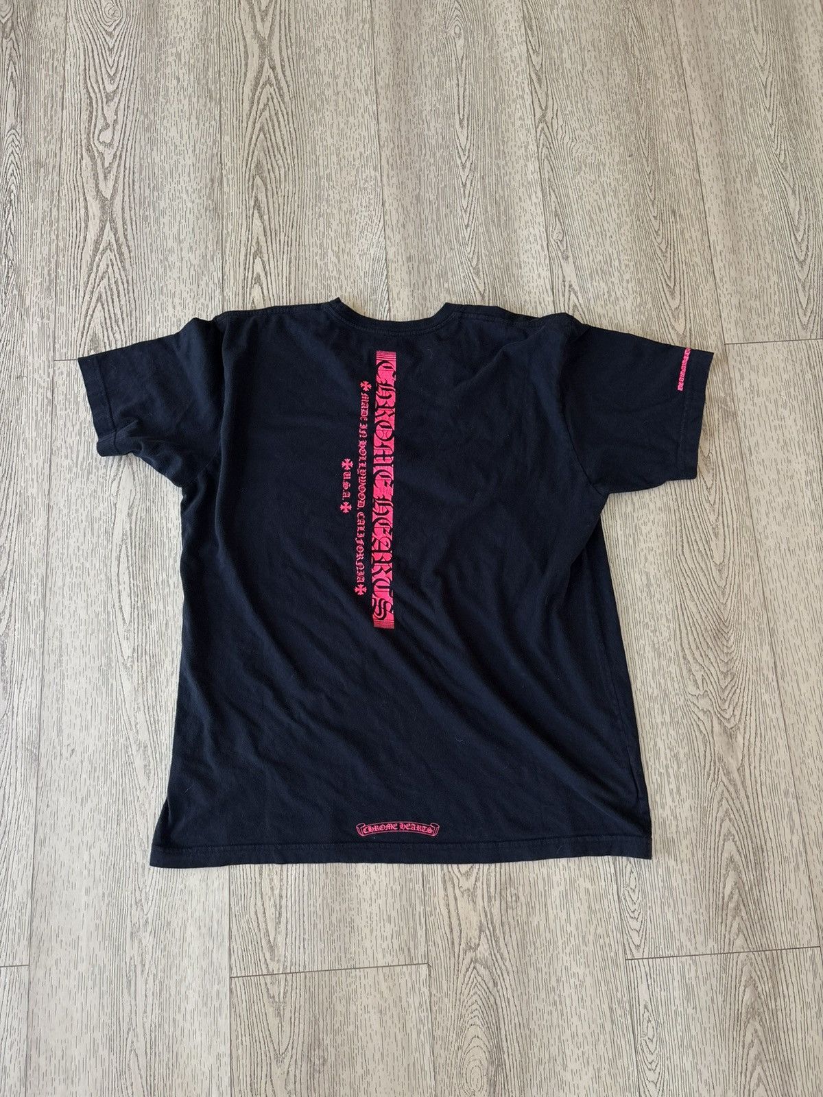 Chrome Hearts Chrome Hearts Pink Neon Hollywood Scroll Pocket Tee Size US XL / EU 56 / 4 - 2 Thumbnail
