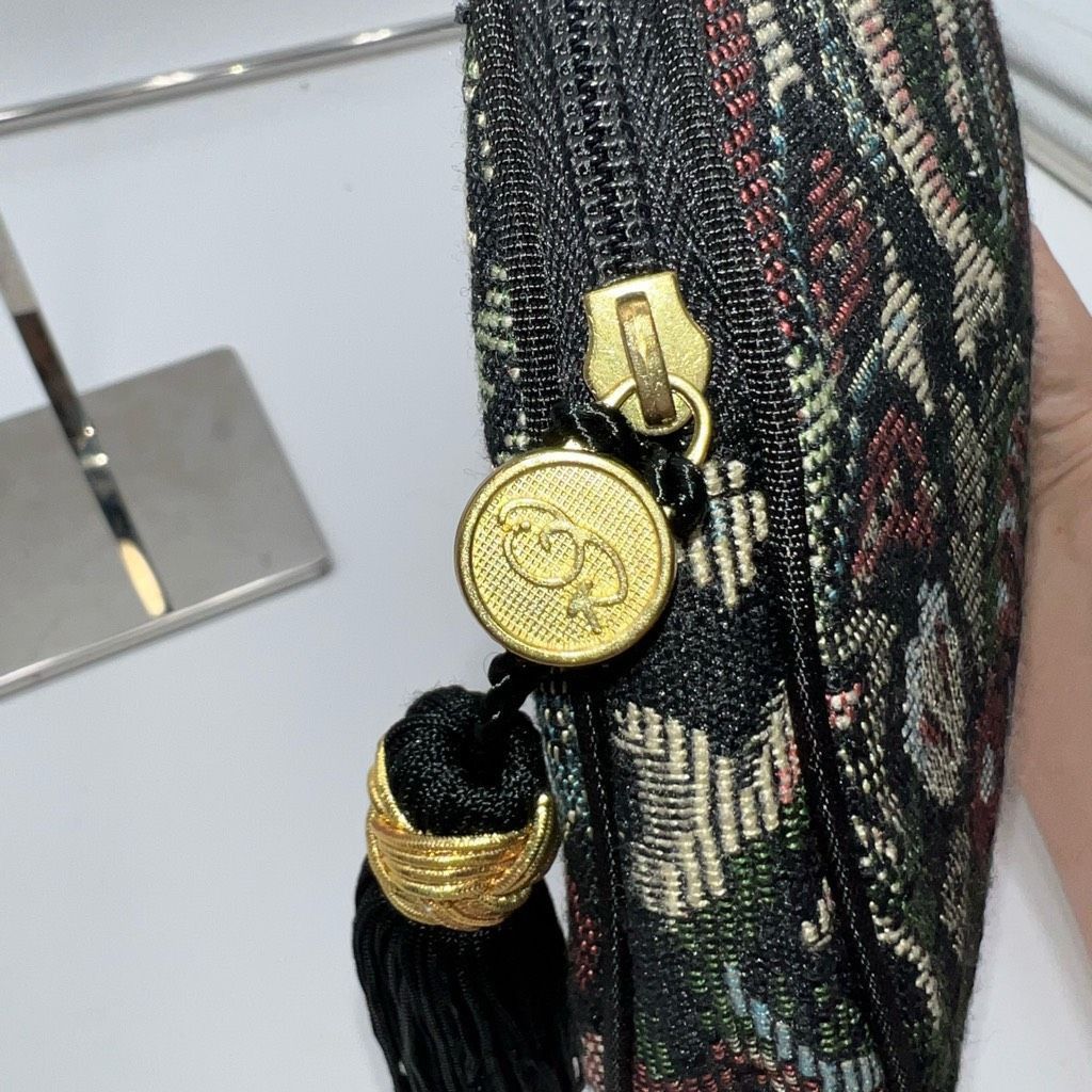 Oscar De La Renta Oscar De La Renta Vintage Needlepoint Pouch With hangtag and Size ONE SIZE - 4 Thumbnail
