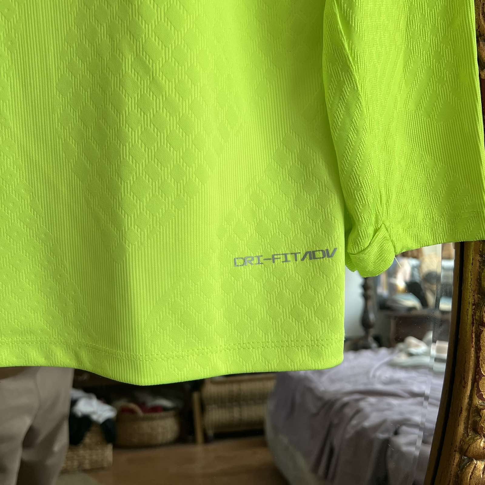 Nike Nike Tottenham Hotspur Jersey 2022 Neon Football tee Sz S Size US S / EU 44-46 / 1 - 6 Thumbnail